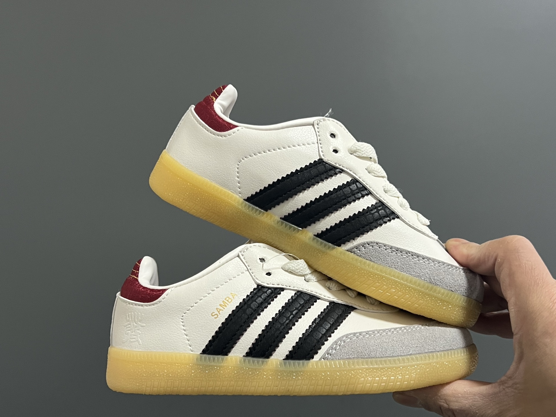 图片[9]-AD德训新年限定色儿童休闲鞋（大童） 尺码：28-37码鞋带款 经典德训系列🆕 大小童匠心打造❤️ 小童松紧带，大童鞋带款 原装精致细节‼️ 质感满分💯 新年限定配色，满分推荐✔️-选品中心