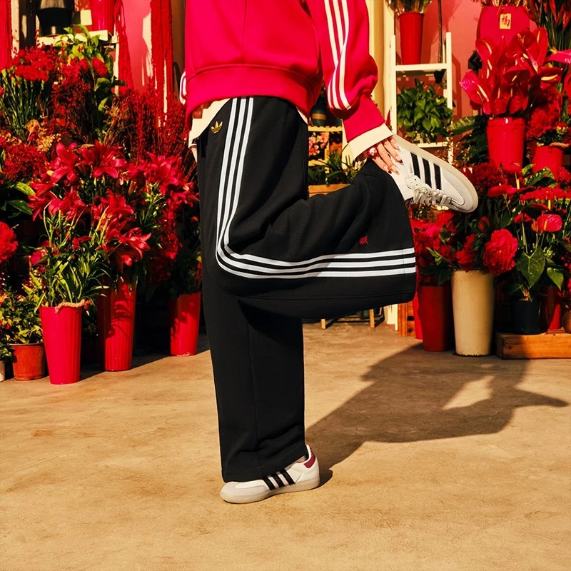 图片[5]-AD德训新年限定色儿童休闲鞋 尺码：22-37码 经典德训系列🆕 大小童匠心打造❤️ 小童松紧带，大童鞋带款 原装精致细节‼️ 质感满分💯 新年限定配色，满分推荐✔️-选品中心