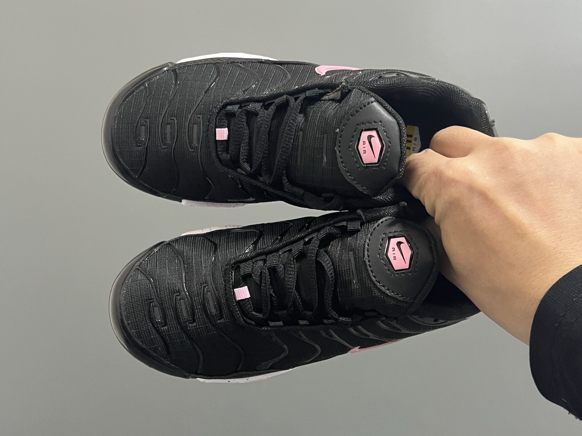 MAX plus全掌气垫儿童运动鞋 尺码：28-35码 超赞的全掌气垫，脚感超舒适👍🏻 优质鞋面拼接，质感满满💯 上学运动都是超合适单品❤️-选品中心