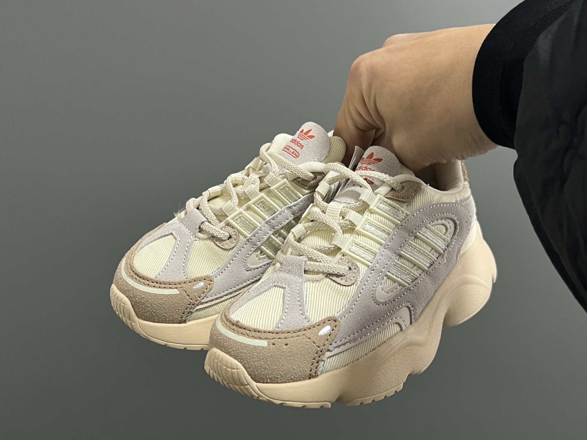 A家新款Oz*millen松紧带儿童老爹鞋 尺码：26-37码 Adidas90年代复古新款🆕 松紧带设计，穿脱便捷✌🏻 超轻老爹大底，百搭又时髦✨ 优质皮料拼接质感满满💯-选品中心