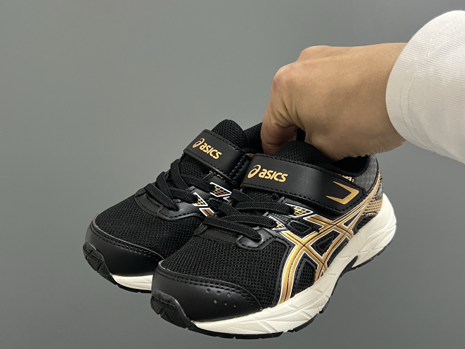 YSS新款魔术贴儿童缓震运动鞋 尺码：22-37码 经典YSS运动系列🔥 魔术贴松紧带设计，穿脱方便✌🏻 原装耐磨防滑大底，脚感不言而喻☁️-选品中心