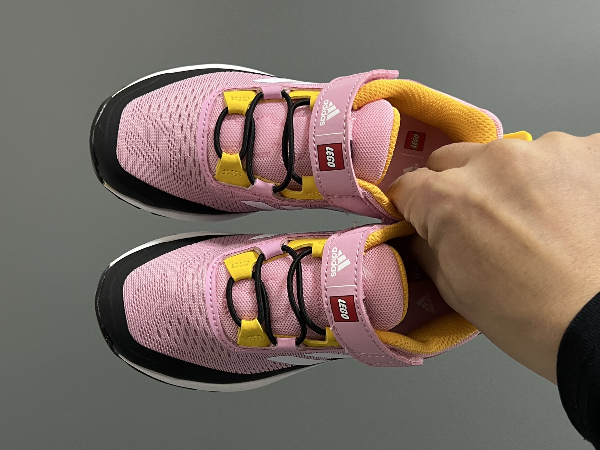 AD乐高联名户外轻便魔术贴儿童运动鞋26-37码 超赞的乐高联名系✔️ 高密度针织鞋面，质感超软超舒服☁️ 抓地力超强的橡胶大底，脚感不言而喻✌🏻-选品中心