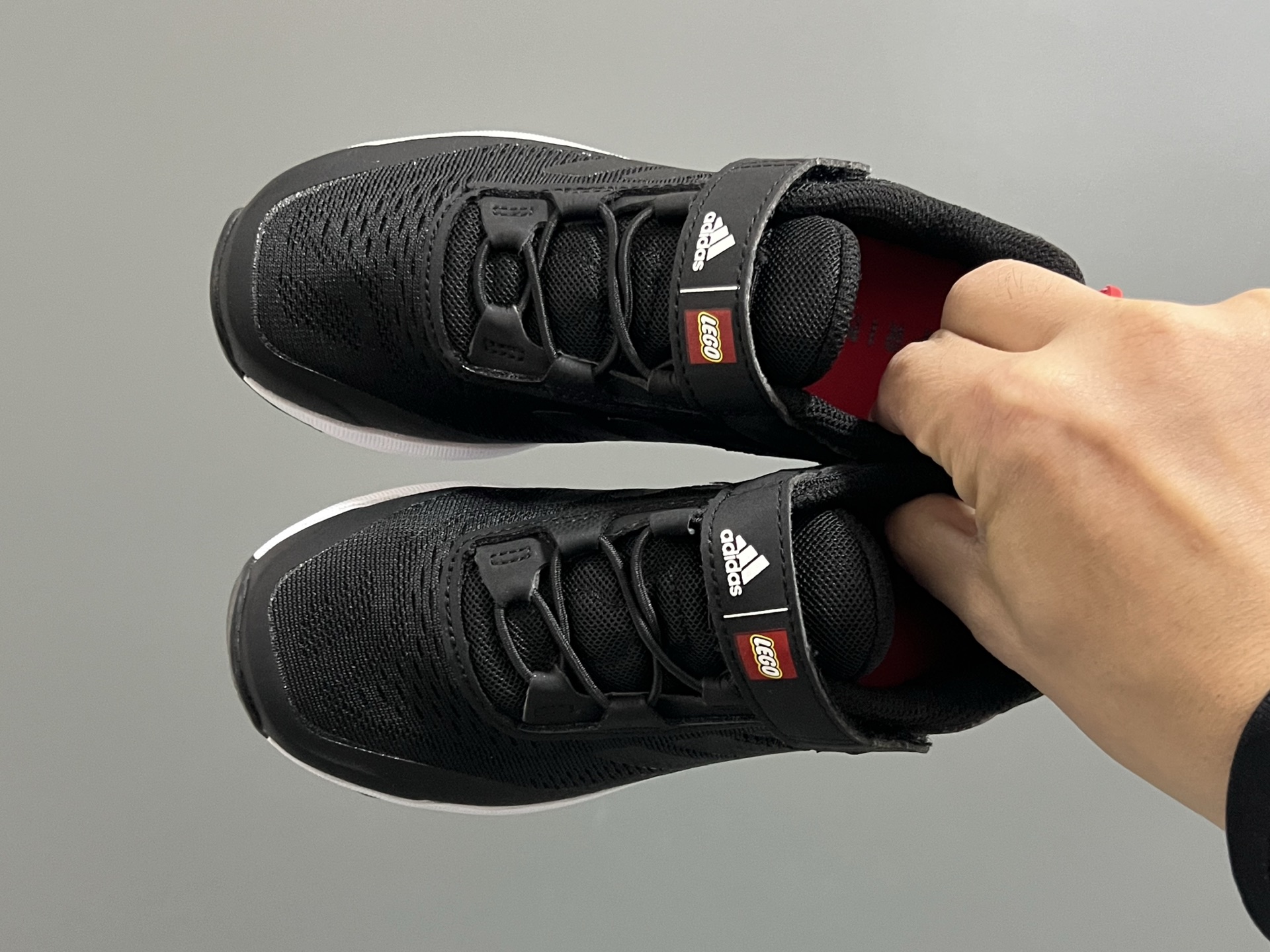 AD乐高联名户外轻便魔术贴儿童运动鞋26-37码 超赞的乐高联名系✔️ 高密度针织鞋面，质感超软超舒服☁️ 抓地力超强的橡胶大底，脚感不言而喻✌🏻-选品中心