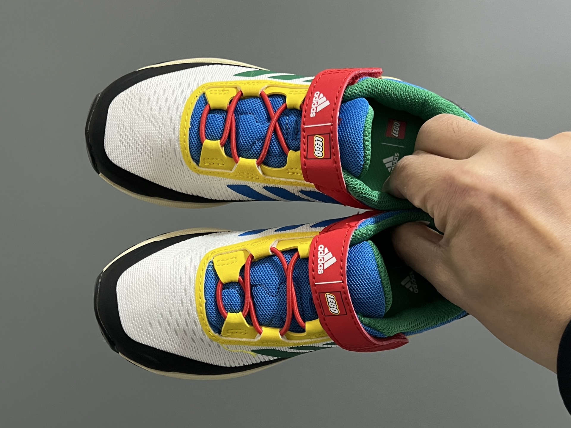 AD乐高联名户外轻便魔术贴儿童运动鞋26-37码 超赞的乐高联名系✔️ 高密度针织鞋面，质感超软超舒服☁️ 抓地力超强的橡胶大底，脚感不言而喻✌🏻-选品中心