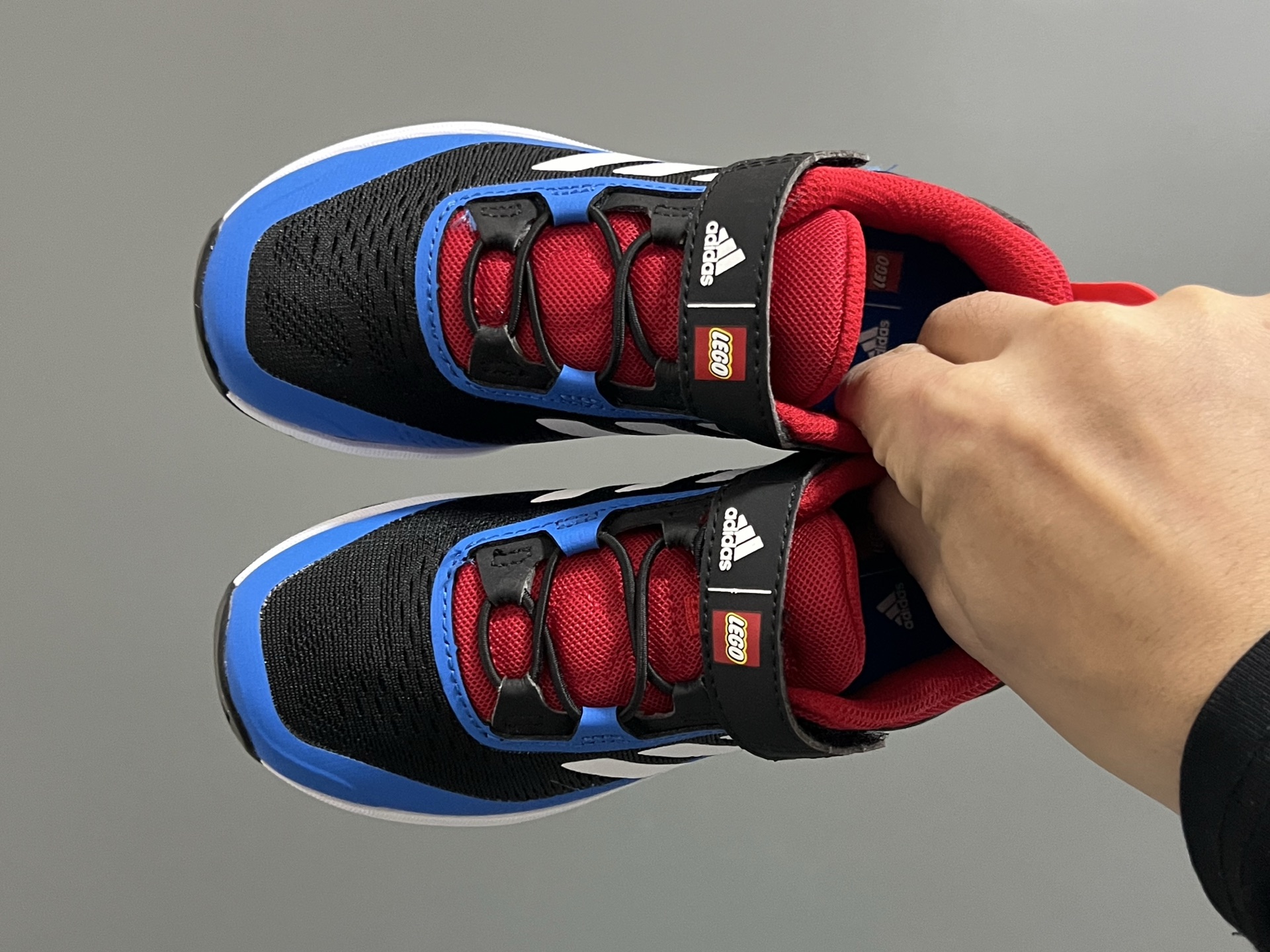 AD乐高联名户外轻便魔术贴儿童运动鞋26-37码 超赞的乐高联名系✔️ 高密度针织鞋面，质感超软超舒服☁️ 抓地力超强的橡胶大底，脚感不言而喻✌🏻-选品中心