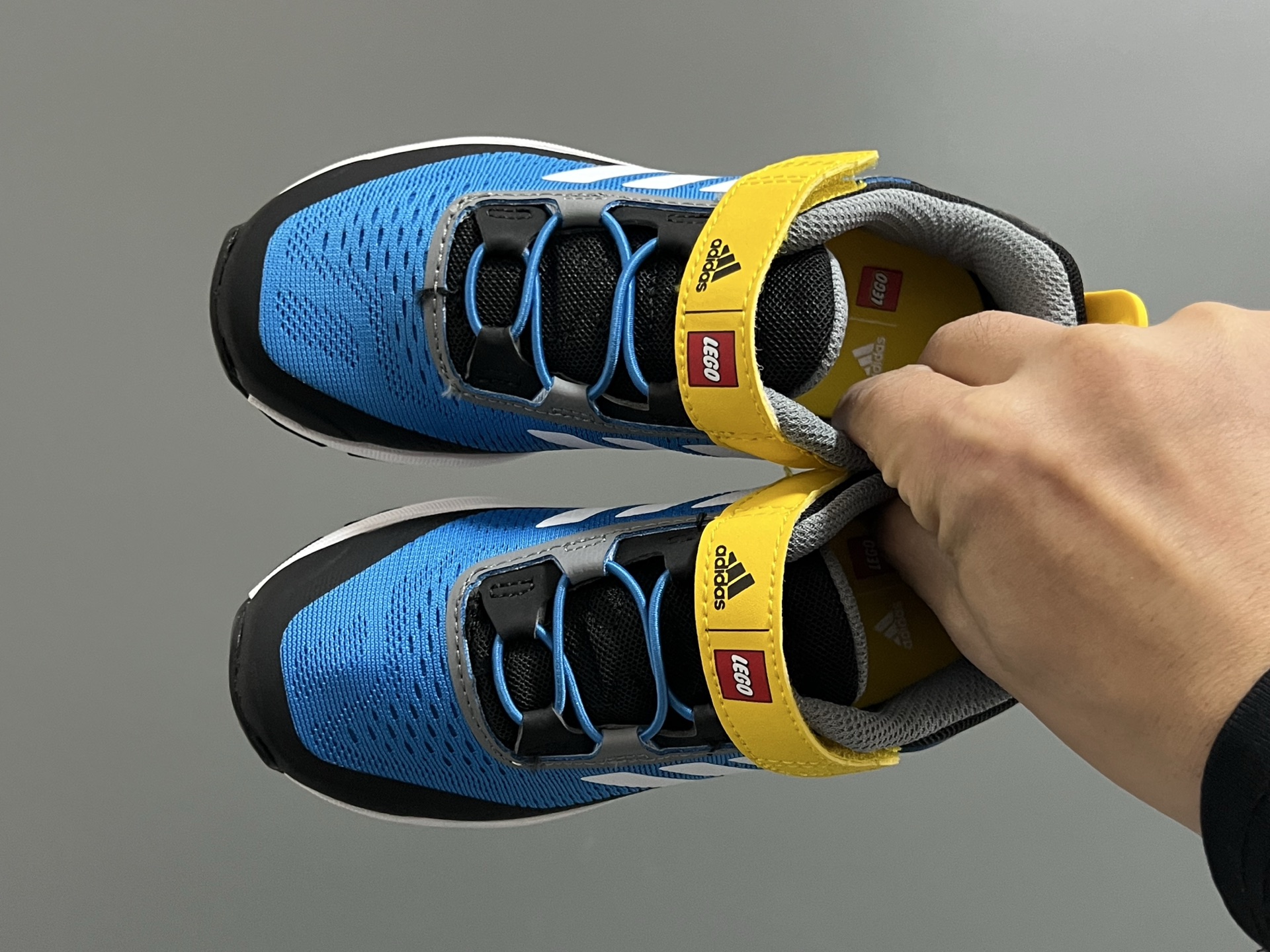 AD乐高联名户外轻便魔术贴儿童运动鞋26-37码 超赞的乐高联名系✔️ 高密度针织鞋面，质感超软超舒服☁️ 抓地力超强的橡胶大底，脚感不言而喻✌🏻-选品中心