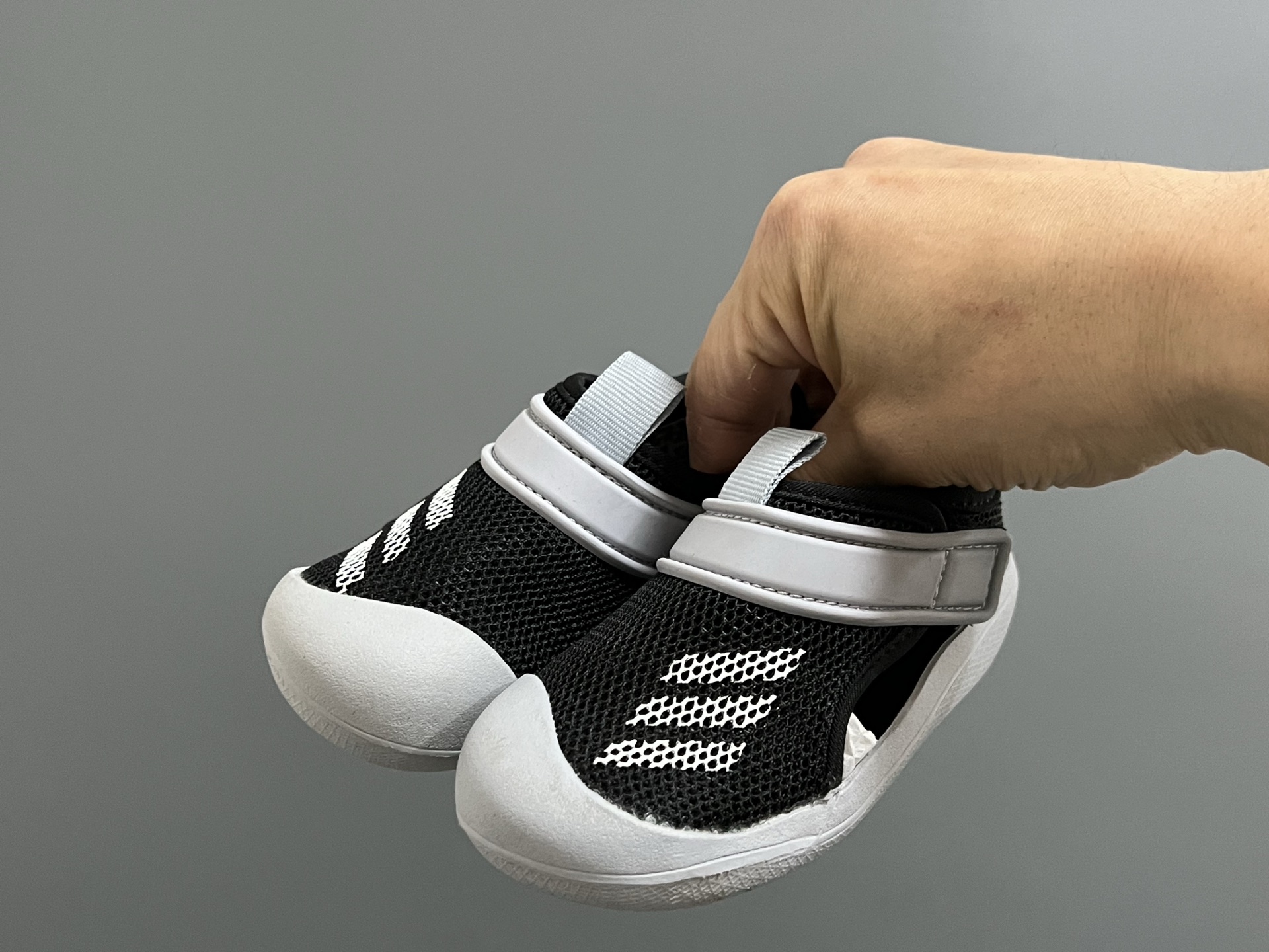 ‼️活动价‼️‼️‼️ A家专G版涉水网面包头二代儿童凉鞋） 尺码：22-35码 薅羊毛时刻来啦👏🏻 专柜同步新款🆕 主推工厂出品，大厂工艺做工要求都超高👍🏻 1：1原版定制，完美还原💯 采用进口魔术贴，更加耐用✔️ 全码现货❤️-选品中心