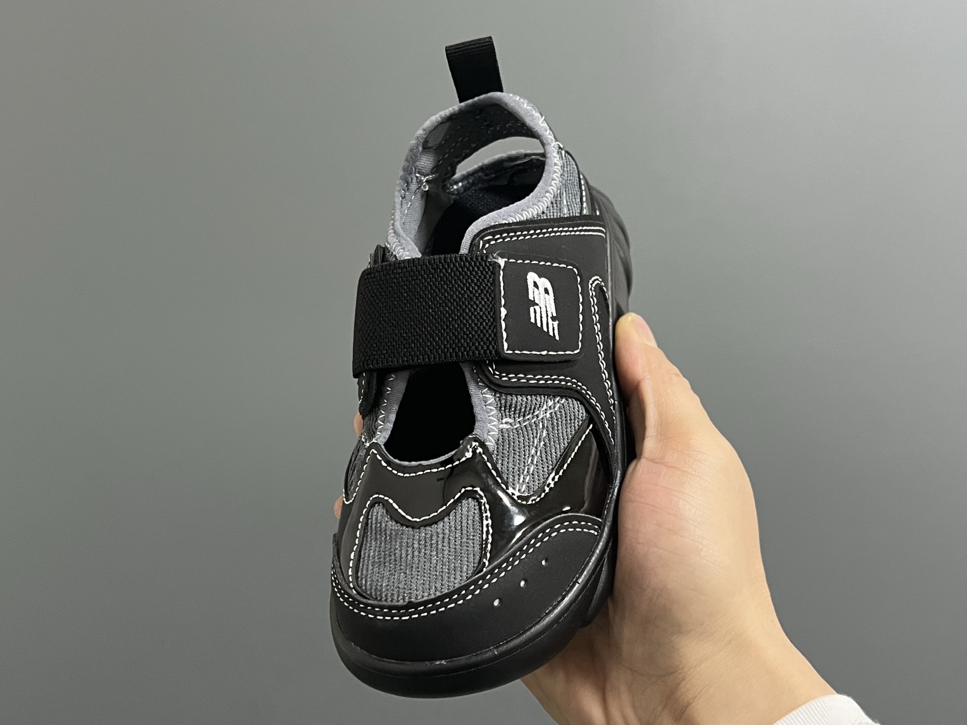 图片[3]-NB新款920玛丽珍网面拼接魔术贴儿童凉鞋 尺码：24-37码 时髦又洋气的NB玛丽珍系列🔥 网面➕优质皮料拼接，透气又舒适☁️ 1：1高端定制MD大底，脚感超舒服😌 魔术贴设计，穿脱超级方便✌🏻 闭眼入的八色，搭配袜子超洋气✨-选品中心