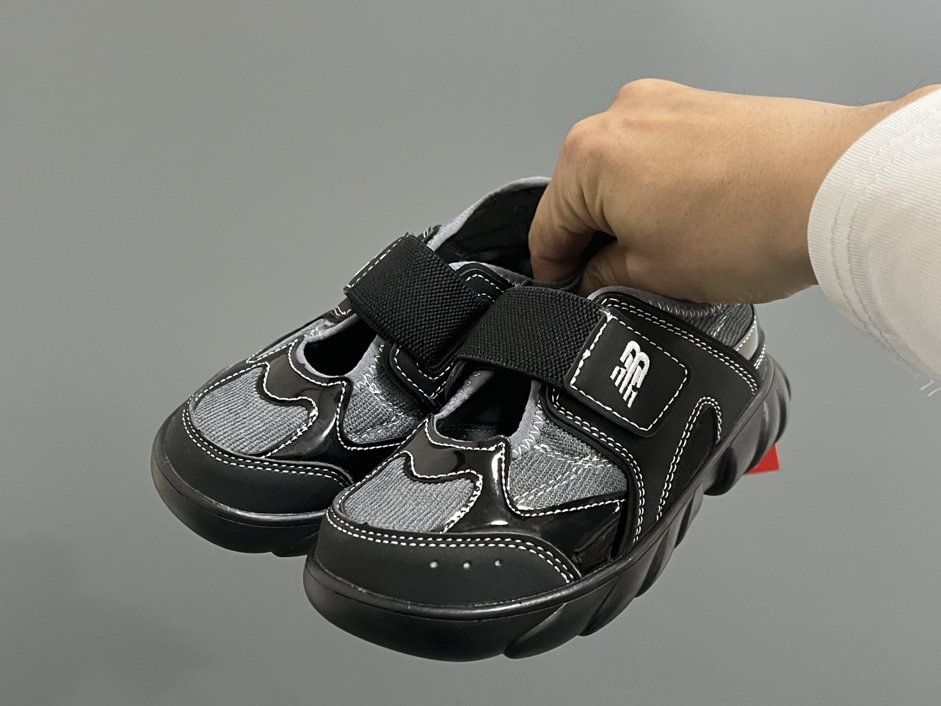 图片[2]-NB新款920玛丽珍网面拼接魔术贴儿童凉鞋 尺码：24-37码 时髦又洋气的NB玛丽珍系列🔥 网面➕优质皮料拼接，透气又舒适☁️ 1：1高端定制MD大底，脚感超舒服😌 魔术贴设计，穿脱超级方便✌🏻 闭眼入的八色，搭配袜子超洋气✨-选品中心