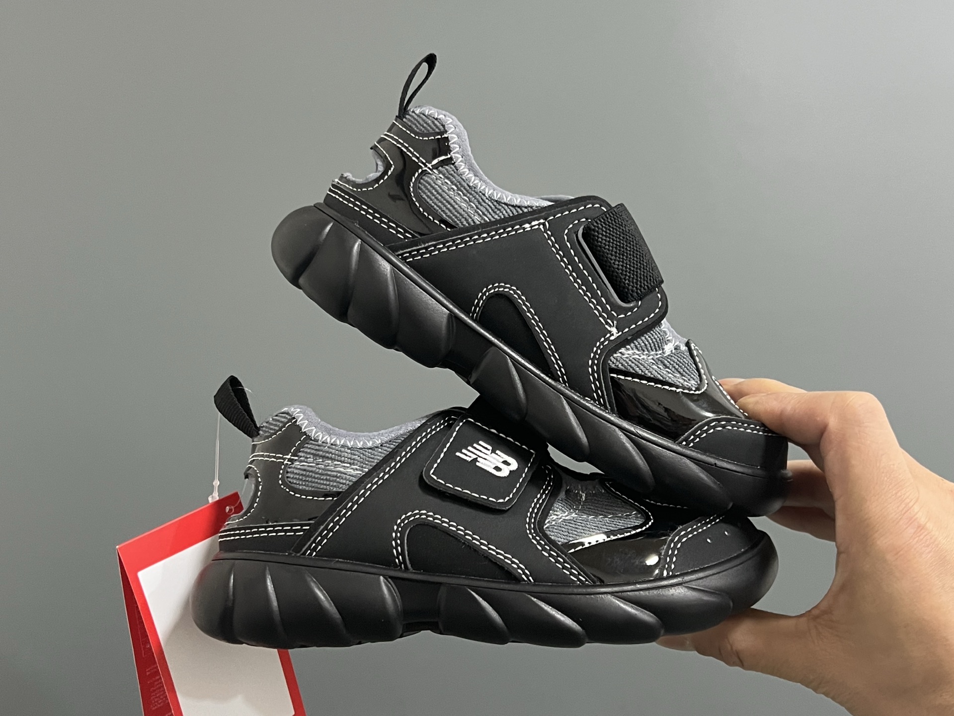 图片[9]-NB新款920玛丽珍网面拼接魔术贴儿童凉鞋 尺码：24-37码 时髦又洋气的NB玛丽珍系列🔥 网面➕优质皮料拼接，透气又舒适☁️ 1：1高端定制MD大底，脚感超舒服😌 魔术贴设计，穿脱超级方便✌🏻 闭眼入的八色，搭配袜子超洋气✨-选品中心