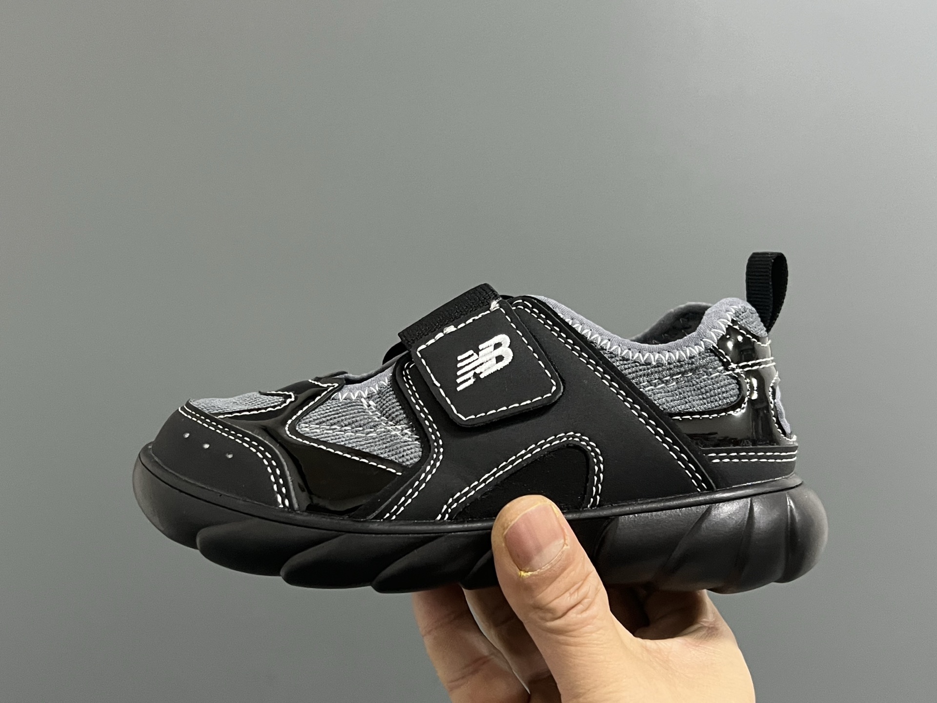 图片[4]-NB新款920玛丽珍网面拼接魔术贴儿童凉鞋 尺码：24-37码 时髦又洋气的NB玛丽珍系列🔥 网面➕优质皮料拼接，透气又舒适☁️ 1：1高端定制MD大底，脚感超舒服😌 魔术贴设计，穿脱超级方便✌🏻 闭眼入的八色，搭配袜子超洋气✨-选品中心