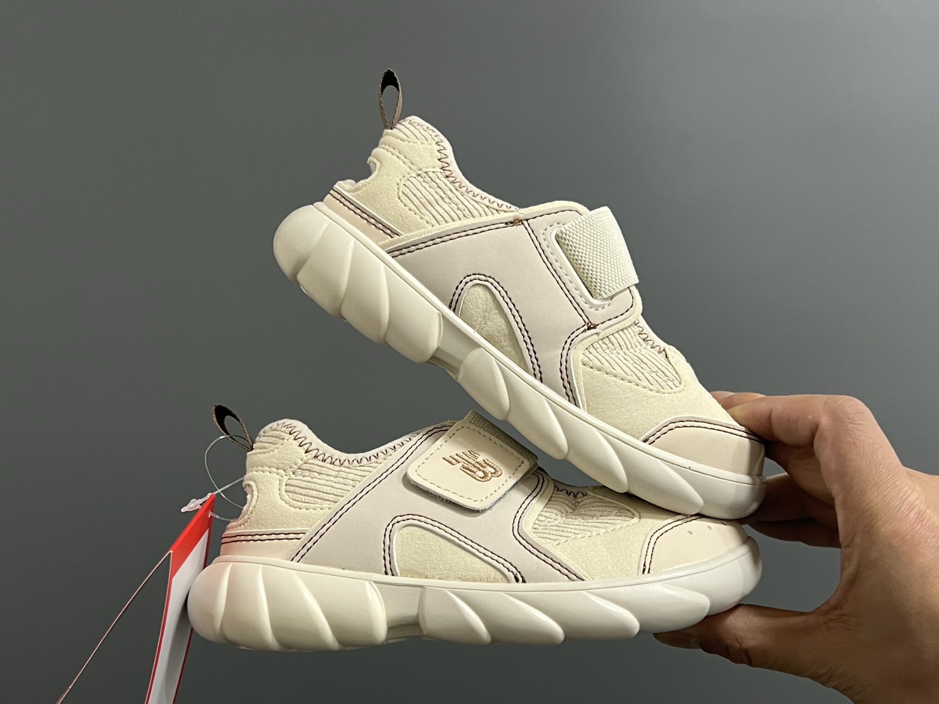 图片[9]-NB新款920玛丽珍网面拼接魔术贴儿童凉鞋 尺码：24-37码 时髦又洋气的NB玛丽珍系列🔥 网面➕优质皮料拼接，透气又舒适☁️ 1：1高端定制MD大底，脚感超舒服😌 魔术贴设计，穿脱超级方便✌🏻 闭眼入的八色，搭配袜子超洋气✨-选品中心