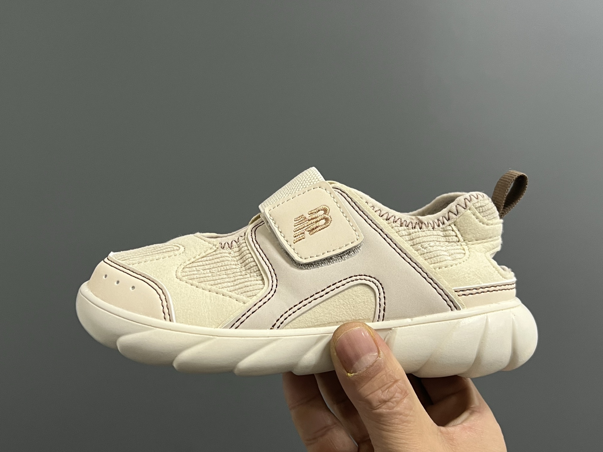 图片[4]-NB新款920玛丽珍网面拼接魔术贴儿童凉鞋 尺码：24-37码 时髦又洋气的NB玛丽珍系列🔥 网面➕优质皮料拼接，透气又舒适☁️ 1：1高端定制MD大底，脚感超舒服😌 魔术贴设计，穿脱超级方便✌🏻 闭眼入的八色，搭配袜子超洋气✨-选品中心