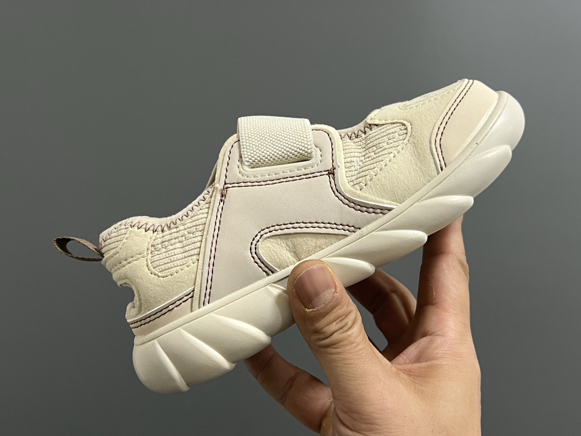 图片[6]-NB新款920玛丽珍网面拼接魔术贴儿童凉鞋 尺码：24-37码 时髦又洋气的NB玛丽珍系列🔥 网面➕优质皮料拼接，透气又舒适☁️ 1：1高端定制MD大底，脚感超舒服😌 魔术贴设计，穿脱超级方便✌🏻 闭眼入的八色，搭配袜子超洋气✨-选品中心