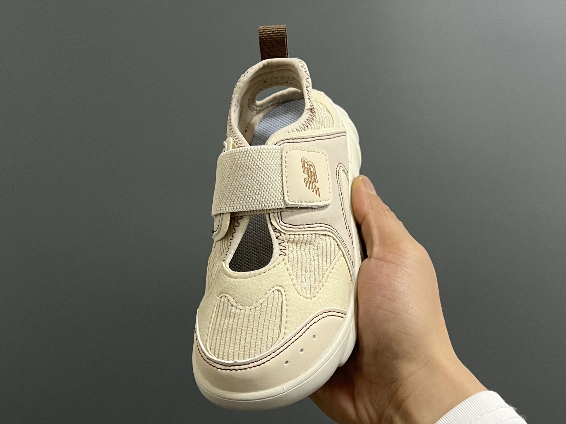 图片[3]-NB新款920玛丽珍网面拼接魔术贴儿童凉鞋 尺码：24-37码 时髦又洋气的NB玛丽珍系列🔥 网面➕优质皮料拼接，透气又舒适☁️ 1：1高端定制MD大底，脚感超舒服😌 魔术贴设计，穿脱超级方便✌🏻 闭眼入的八色，搭配袜子超洋气✨-选品中心