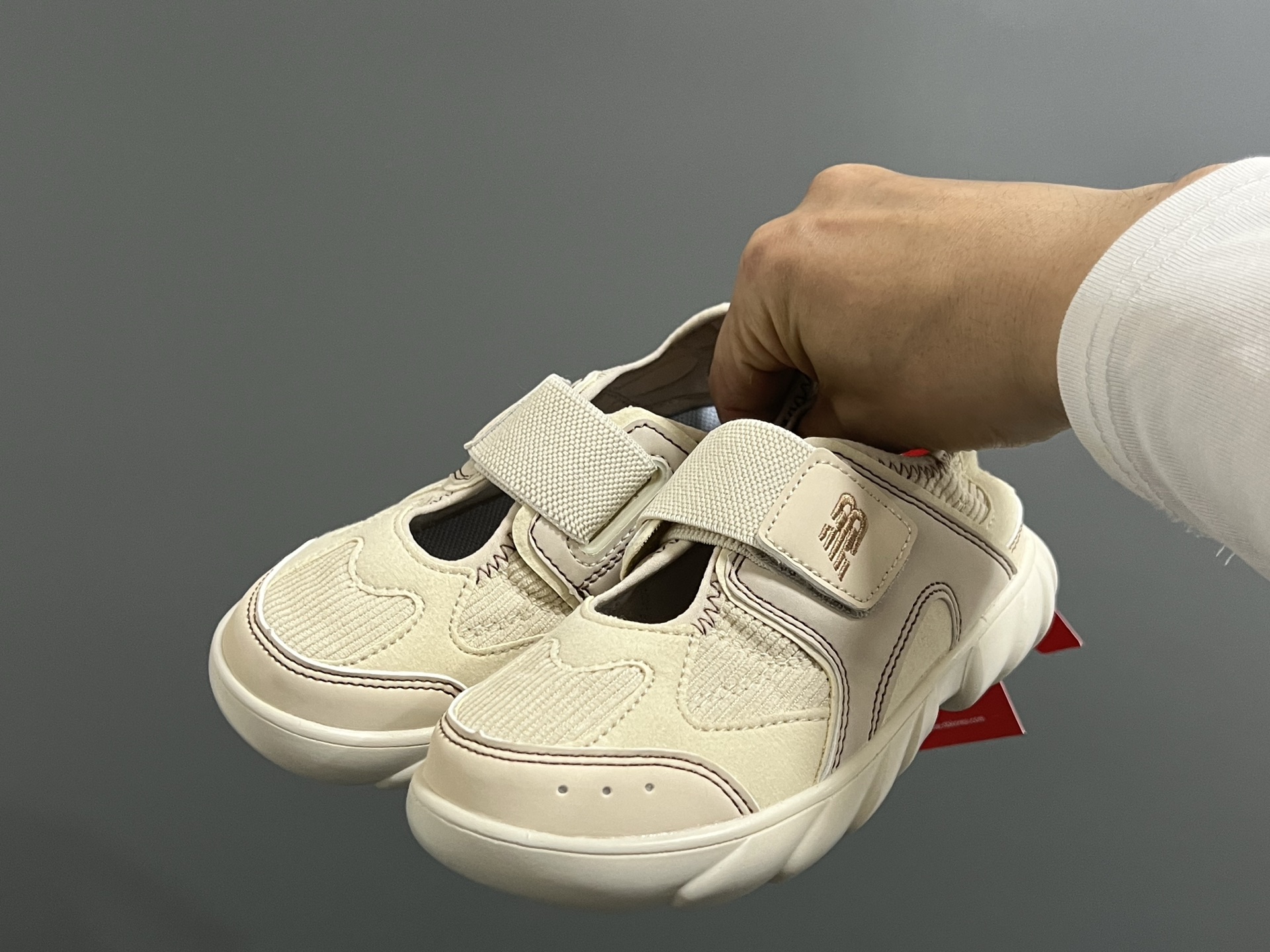 图片[2]-NB新款920玛丽珍网面拼接魔术贴儿童凉鞋 尺码：24-37码 时髦又洋气的NB玛丽珍系列🔥 网面➕优质皮料拼接，透气又舒适☁️ 1：1高端定制MD大底，脚感超舒服😌 魔术贴设计，穿脱超级方便✌🏻 闭眼入的八色，搭配袜子超洋气✨-选品中心