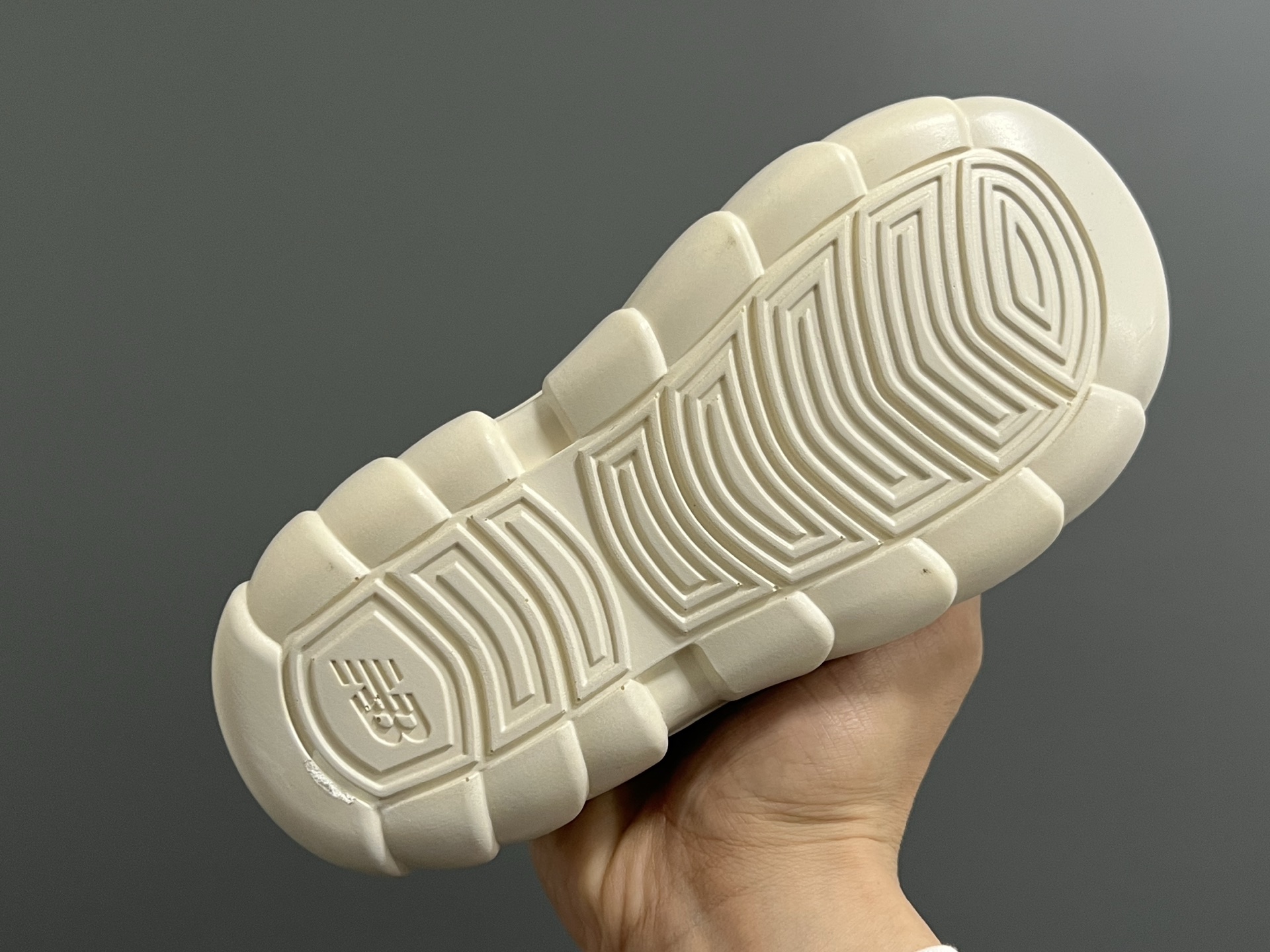 图片[5]-NB新款920玛丽珍网面拼接魔术贴儿童凉鞋 尺码：24-37码 时髦又洋气的NB玛丽珍系列🔥 网面➕优质皮料拼接，透气又舒适☁️ 1：1高端定制MD大底，脚感超舒服😌 魔术贴设计，穿脱超级方便✌🏻 闭眼入的八色，搭配袜子超洋气✨-选品中心