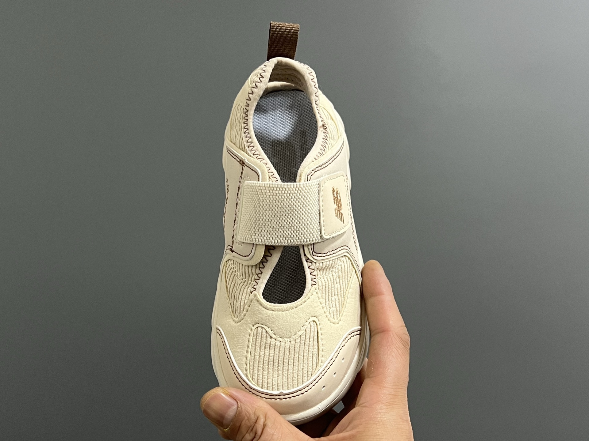 图片[8]-NB新款920玛丽珍网面拼接魔术贴儿童凉鞋 尺码：24-37码 时髦又洋气的NB玛丽珍系列🔥 网面➕优质皮料拼接，透气又舒适☁️ 1：1高端定制MD大底，脚感超舒服😌 魔术贴设计，穿脱超级方便✌🏻 闭眼入的八色，搭配袜子超洋气✨-选品中心