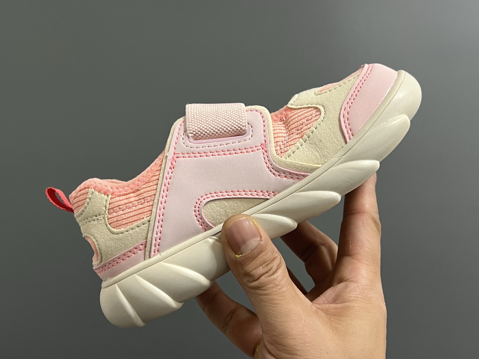 图片[5]-NB新款920玛丽珍网面拼接魔术贴儿童凉鞋 尺码：24-37码 时髦又洋气的NB玛丽珍系列🔥 网面➕优质皮料拼接，透气又舒适☁️ 1：1高端定制MD大底，脚感超舒服😌 魔术贴设计，穿脱超级方便✌🏻 闭眼入的八色，搭配袜子超洋气✨-选品中心