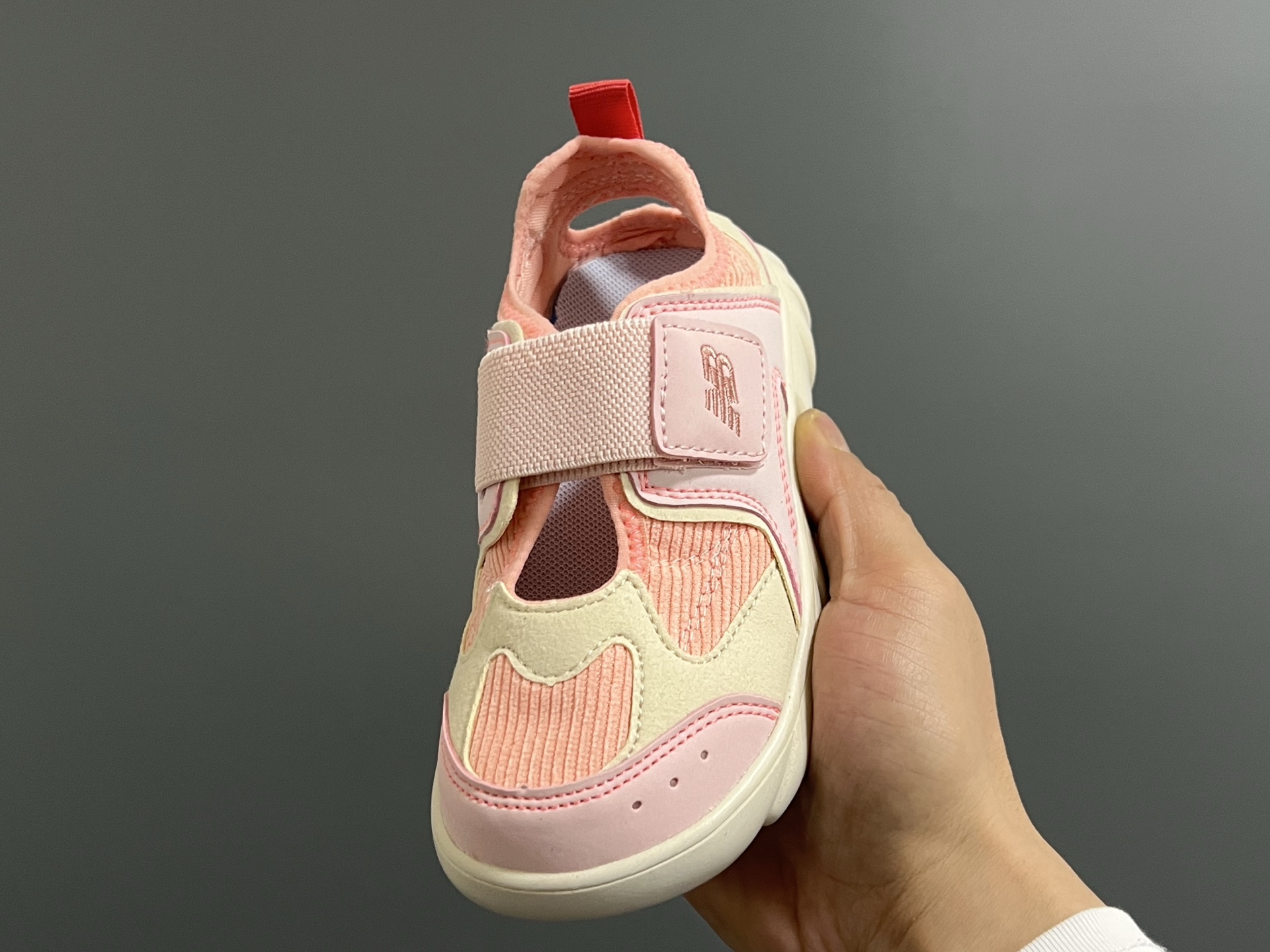 图片[3]-NB新款920玛丽珍网面拼接魔术贴儿童凉鞋 尺码：24-37码 时髦又洋气的NB玛丽珍系列🔥 网面➕优质皮料拼接，透气又舒适☁️ 1：1高端定制MD大底，脚感超舒服😌 魔术贴设计，穿脱超级方便✌🏻 闭眼入的八色，搭配袜子超洋气✨-选品中心