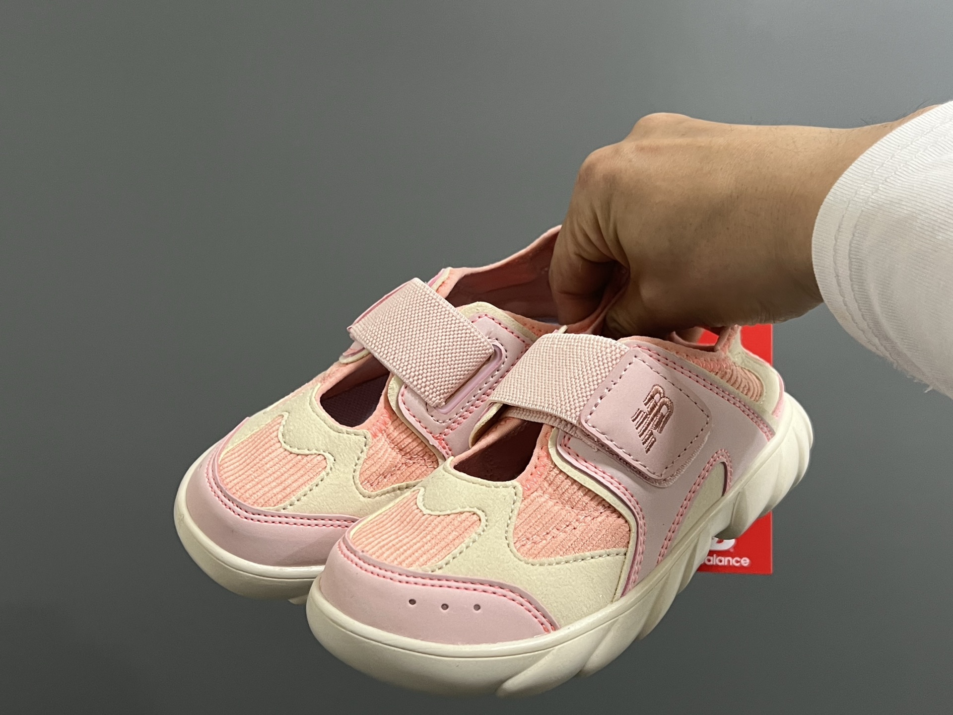 图片[2]-NB新款920玛丽珍网面拼接魔术贴儿童凉鞋 尺码：24-37码 时髦又洋气的NB玛丽珍系列🔥 网面➕优质皮料拼接，透气又舒适☁️ 1：1高端定制MD大底，脚感超舒服😌 魔术贴设计，穿脱超级方便✌🏻 闭眼入的八色，搭配袜子超洋气✨-选品中心