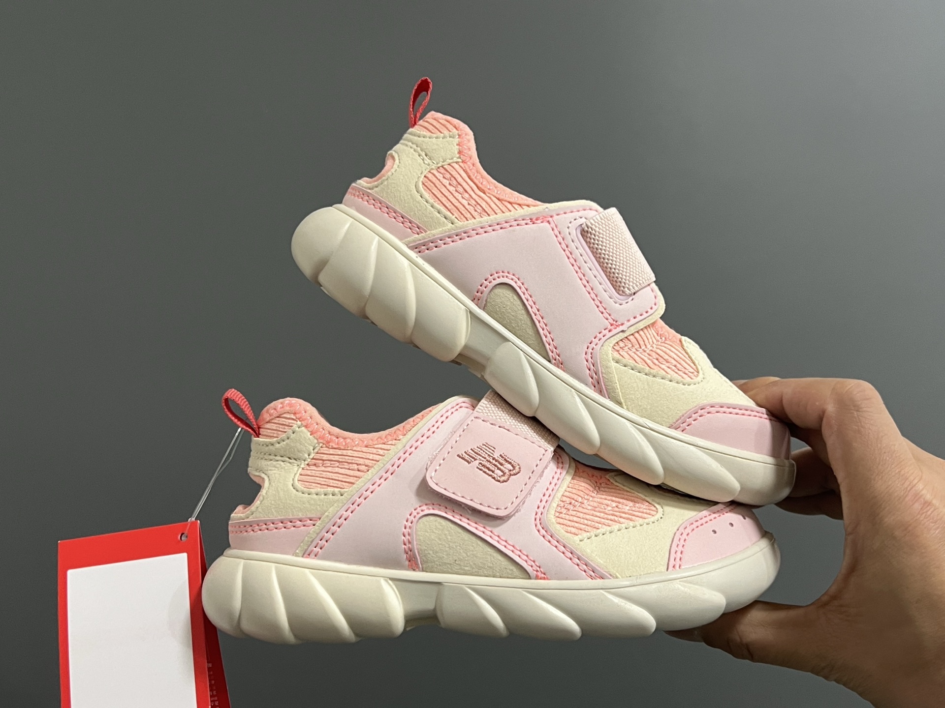 图片[9]-NB新款920玛丽珍网面拼接魔术贴儿童凉鞋 尺码：24-37码 时髦又洋气的NB玛丽珍系列🔥 网面➕优质皮料拼接，透气又舒适☁️ 1：1高端定制MD大底，脚感超舒服😌 魔术贴设计，穿脱超级方便✌🏻 闭眼入的八色，搭配袜子超洋气✨-选品中心