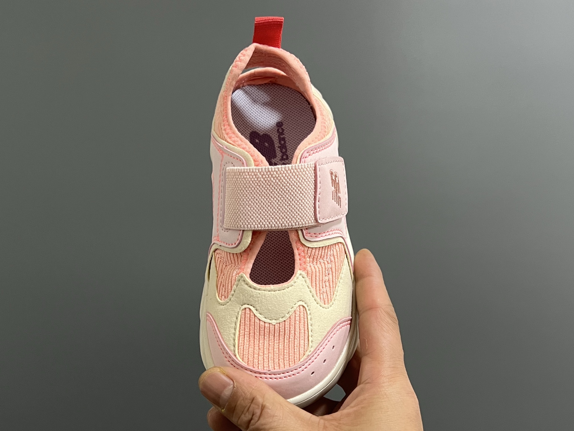 图片[7]-NB新款920玛丽珍网面拼接魔术贴儿童凉鞋 尺码：24-37码 时髦又洋气的NB玛丽珍系列🔥 网面➕优质皮料拼接，透气又舒适☁️ 1：1高端定制MD大底，脚感超舒服😌 魔术贴设计，穿脱超级方便✌🏻 闭眼入的八色，搭配袜子超洋气✨-选品中心