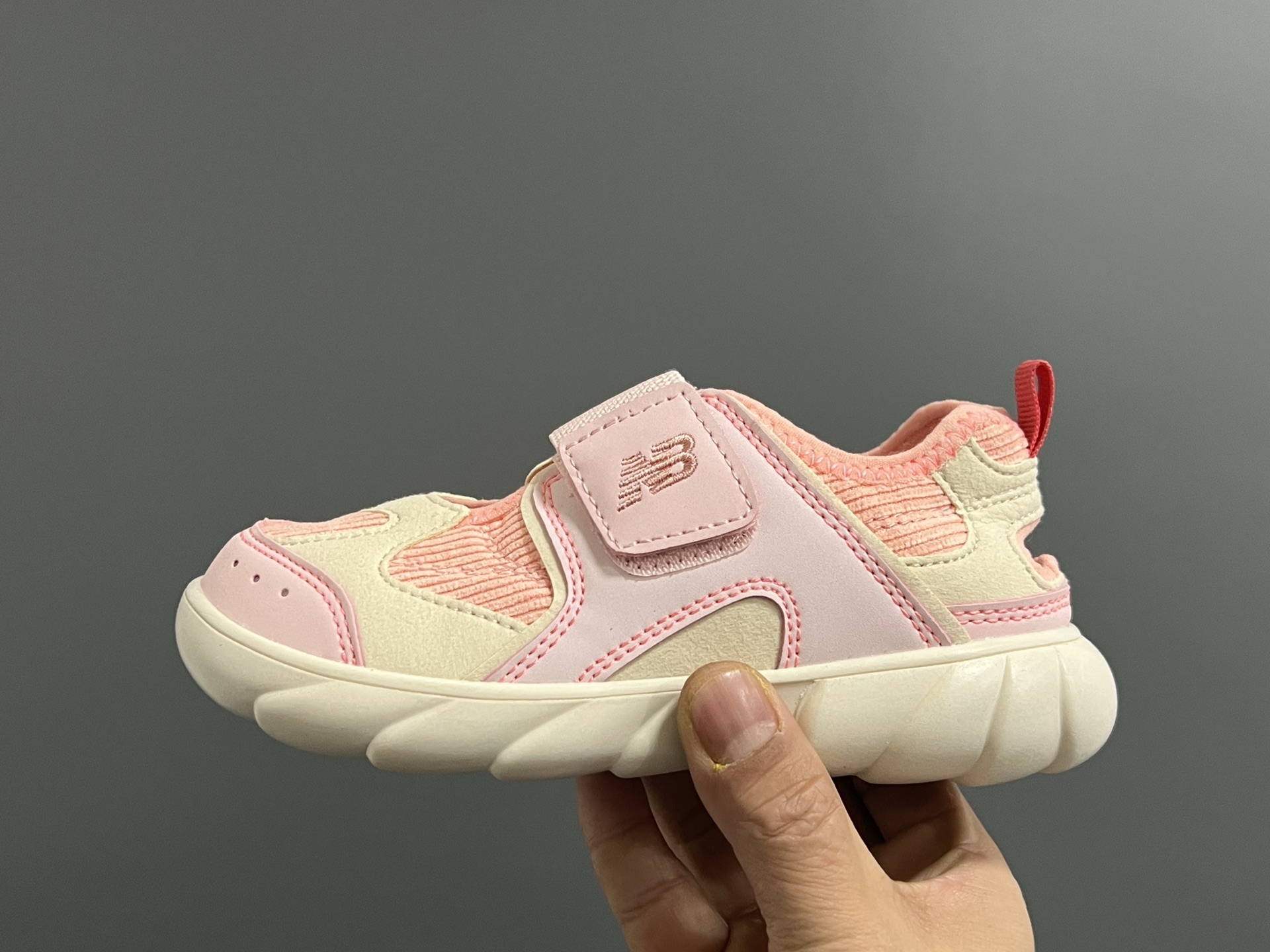 图片[4]-NB新款920玛丽珍网面拼接魔术贴儿童凉鞋 尺码：24-37码 时髦又洋气的NB玛丽珍系列🔥 网面➕优质皮料拼接，透气又舒适☁️ 1：1高端定制MD大底，脚感超舒服😌 魔术贴设计，穿脱超级方便✌🏻 闭眼入的八色，搭配袜子超洋气✨-选品中心