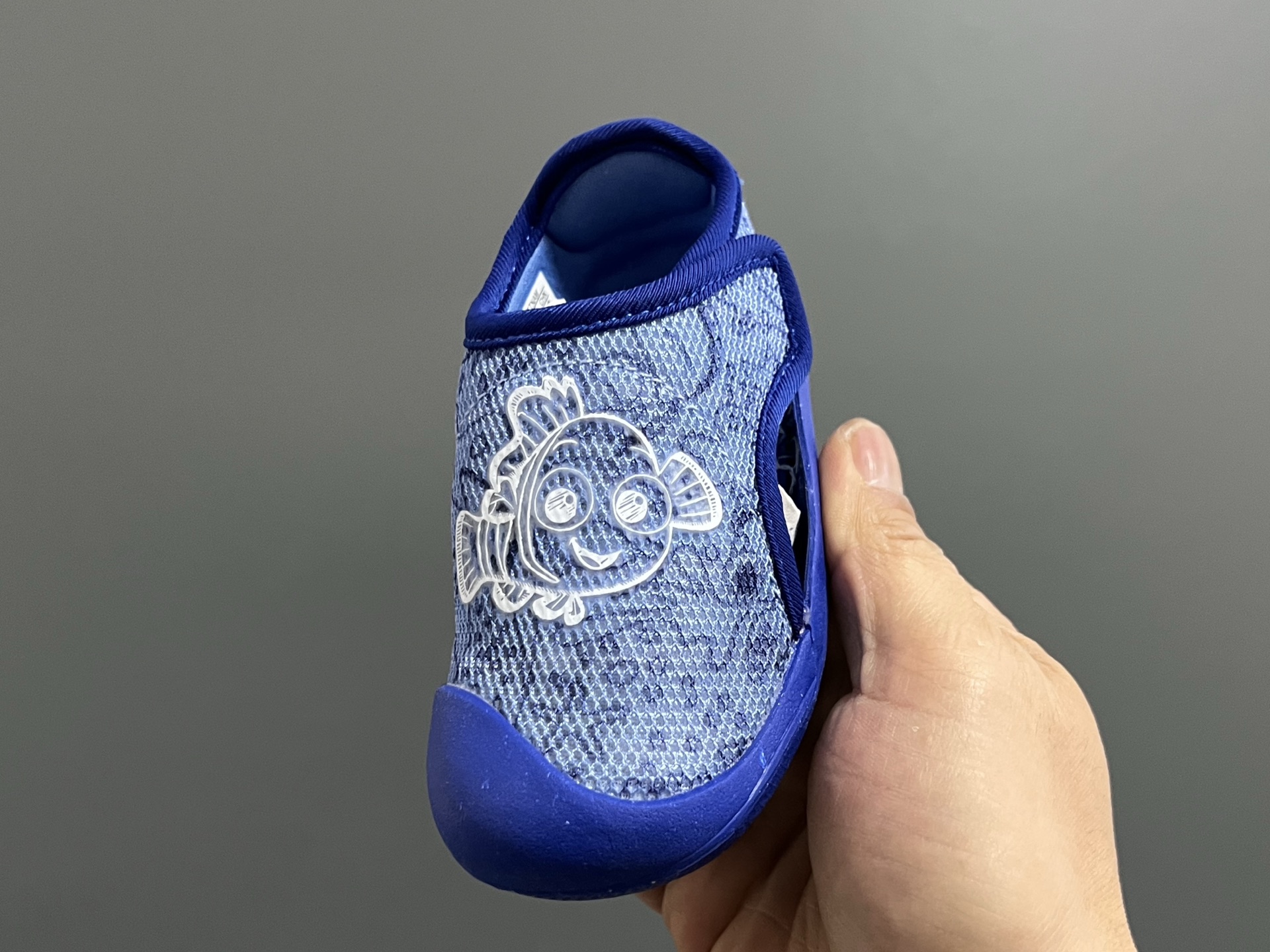 图片[3]-原单 A家包头三代儿童网面魔术贴凉鞋（） 尺码：22-35码 原单品质，软贝同厂，品质保证👍🏻 透气性网面，速干又舒适☁️ 耐磨防滑橡胶大底，脚感超舒服☁️ 海边度假🏖️日常生活都非常合适✌🏻 魔术贴设计，穿脱方便✔️-选品中心