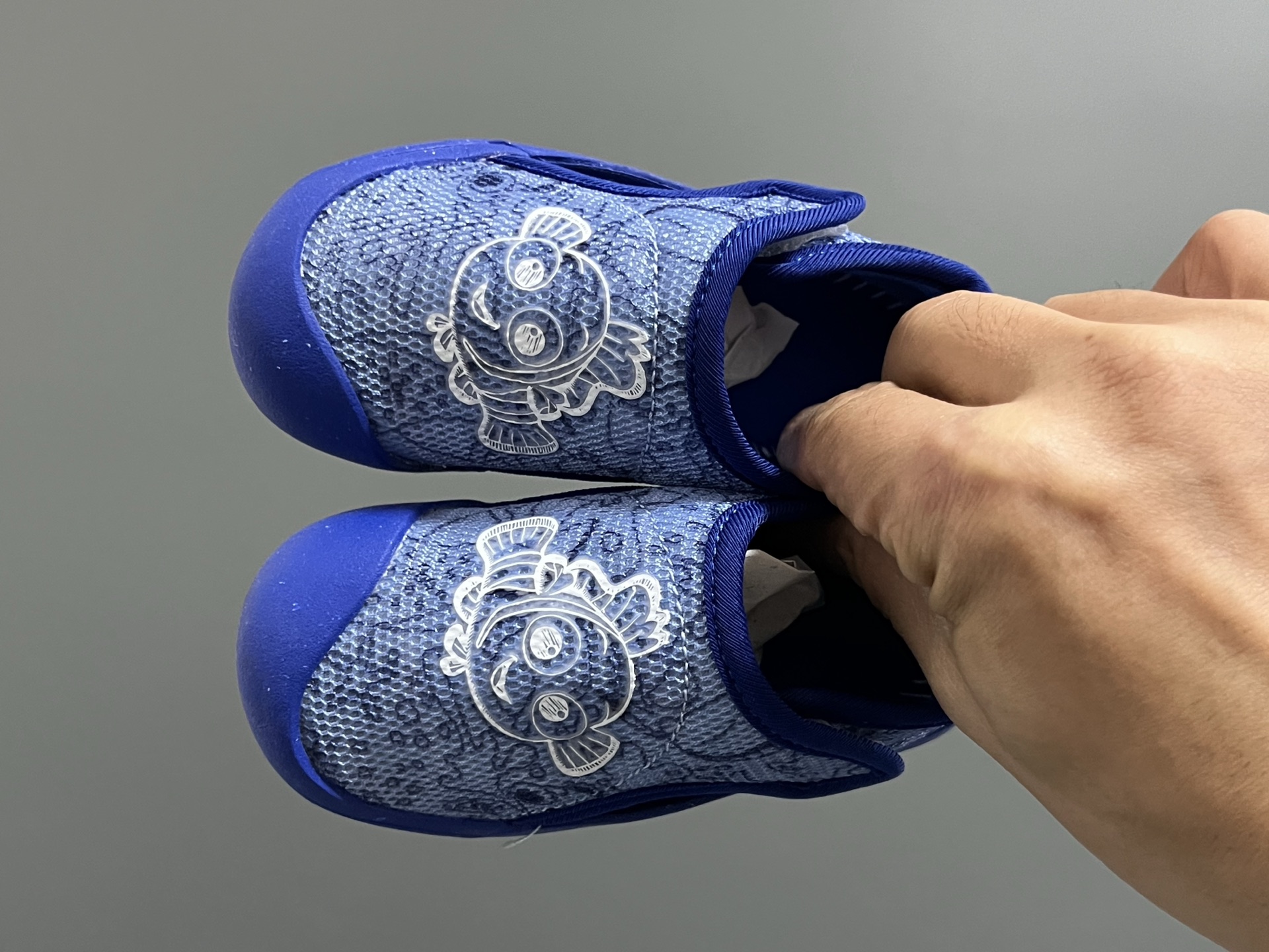 原单 A家包头三代儿童网面魔术贴凉鞋（） 尺码：22-35码 原单品质，软贝同厂，品质保证👍🏻 透气性网面，速干又舒适☁️ 耐磨防滑橡胶大底，脚感超舒服☁️ 海边度假🏖️日常生活都非常合适✌🏻 魔术贴设计，穿脱方便✔️-选品中心