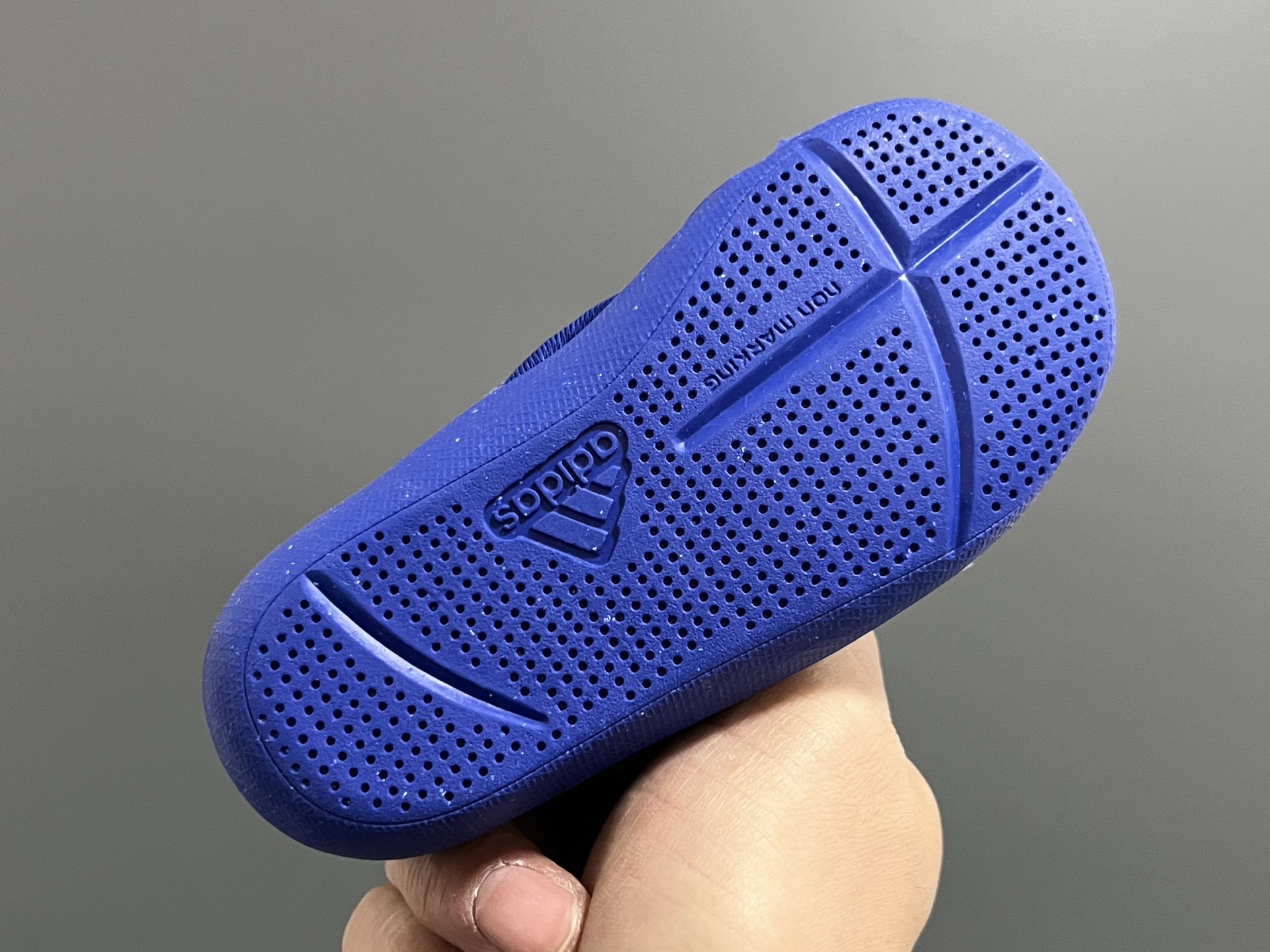 图片[5]-原单 A家包头三代儿童网面魔术贴凉鞋（） 尺码：22-35码 原单品质，软贝同厂，品质保证👍🏻 透气性网面，速干又舒适☁️ 耐磨防滑橡胶大底，脚感超舒服☁️ 海边度假🏖️日常生活都非常合适✌🏻 魔术贴设计，穿脱方便✔️-选品中心