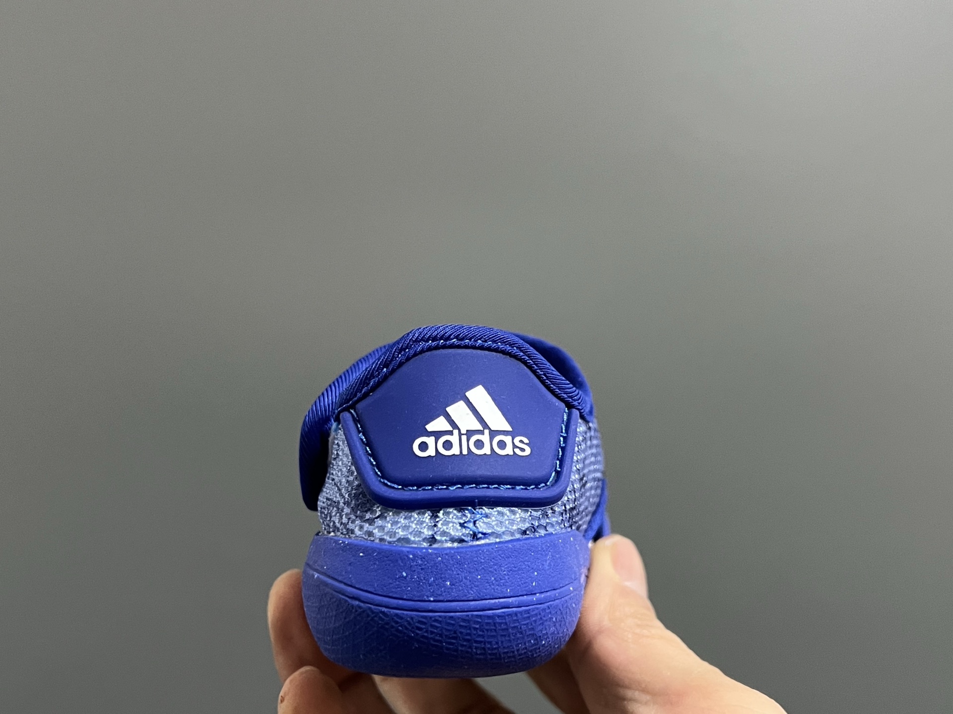 图片[7]-原单 A家包头三代儿童网面魔术贴凉鞋（） 尺码：22-35码 原单品质，软贝同厂，品质保证👍🏻 透气性网面，速干又舒适☁️ 耐磨防滑橡胶大底，脚感超舒服☁️ 海边度假🏖️日常生活都非常合适✌🏻 魔术贴设计，穿脱方便✔️-选品中心