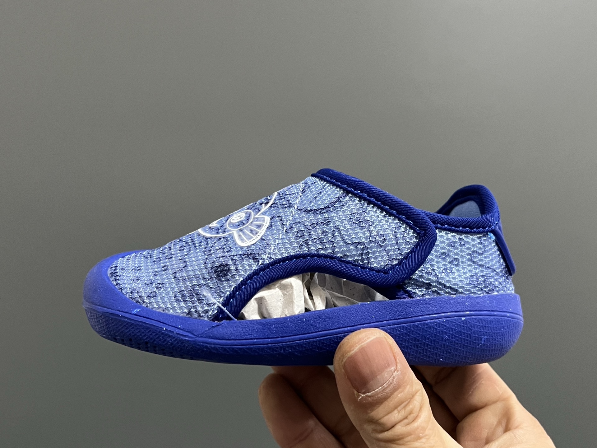 图片[4]-原单 A家包头三代儿童网面魔术贴凉鞋（） 尺码：22-35码 原单品质，软贝同厂，品质保证👍🏻 透气性网面，速干又舒适☁️ 耐磨防滑橡胶大底，脚感超舒服☁️ 海边度假🏖️日常生活都非常合适✌🏻 魔术贴设计，穿脱方便✔️-选品中心