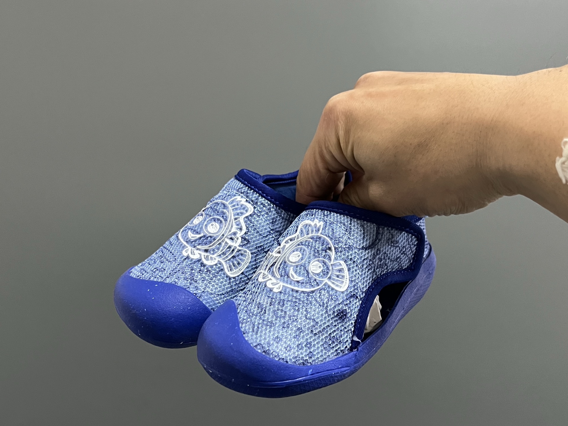 图片[2]-原单 A家包头三代儿童网面魔术贴凉鞋（） 尺码：22-35码 原单品质，软贝同厂，品质保证👍🏻 透气性网面，速干又舒适☁️ 耐磨防滑橡胶大底，脚感超舒服☁️ 海边度假🏖️日常生活都非常合适✌🏻 魔术贴设计，穿脱方便✔️-选品中心