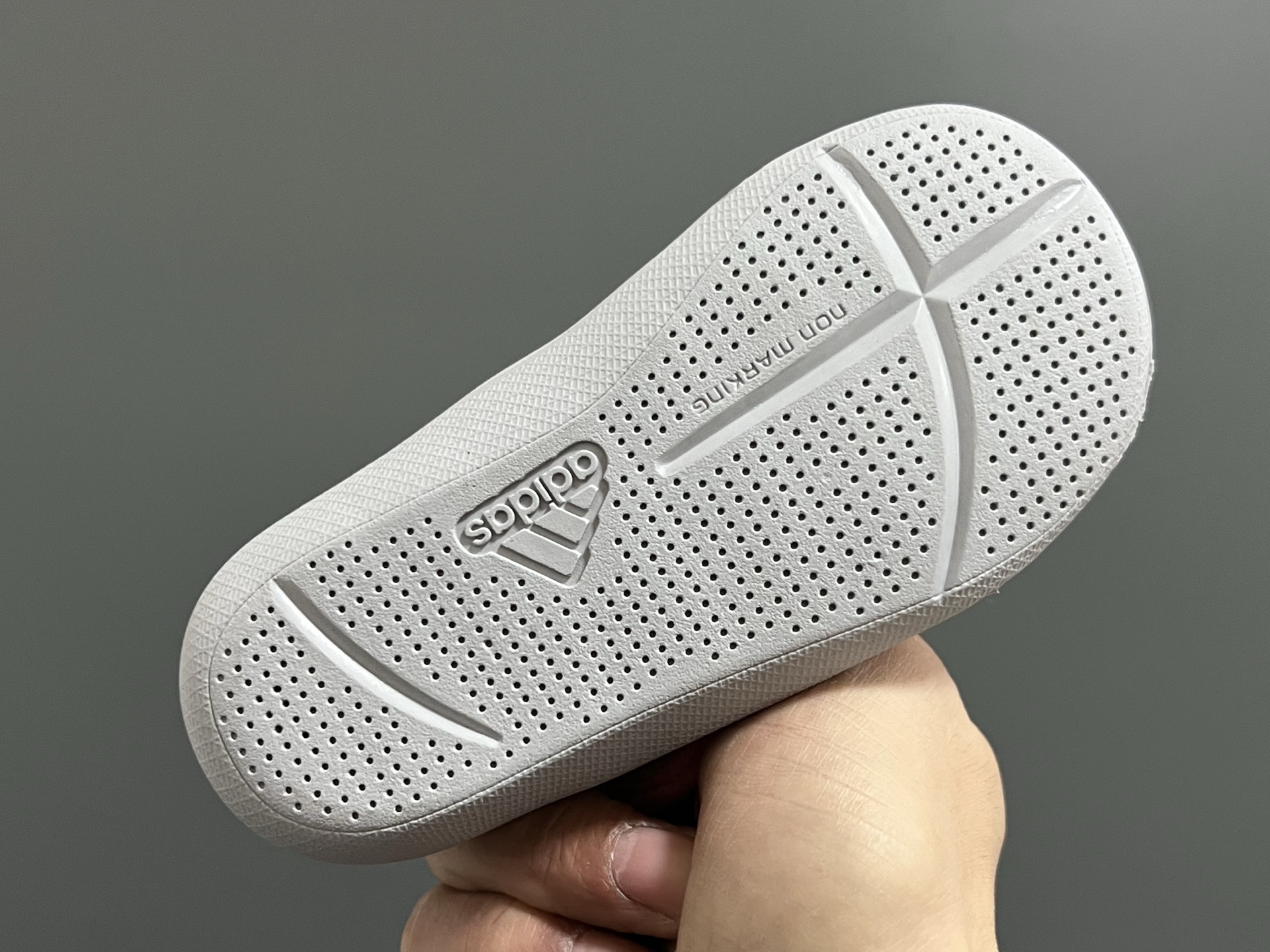 图片[7]-原单 A家包头三代儿童网面魔术贴凉鞋（可换不退） 尺码：22-35码 原单品质，软贝同厂，品质保证👍🏻 透气性网面，速干又舒适☁️ 耐磨防滑橡胶大底，脚感超舒服☁️ 海边度假🏖️日常生活都非常合适✌🏻 魔术贴设计，穿脱方便✔️-选品中心