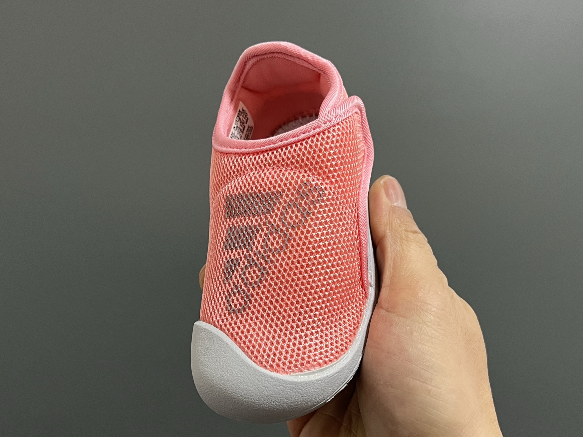 图片[3]-原单 A家包头三代儿童网面魔术贴凉鞋（可换不退） 尺码：22-35码 原单品质，软贝同厂，品质保证👍🏻 透气性网面，速干又舒适☁️ 耐磨防滑橡胶大底，脚感超舒服☁️ 海边度假🏖️日常生活都非常合适✌🏻 魔术贴设计，穿脱方便✔️-选品中心