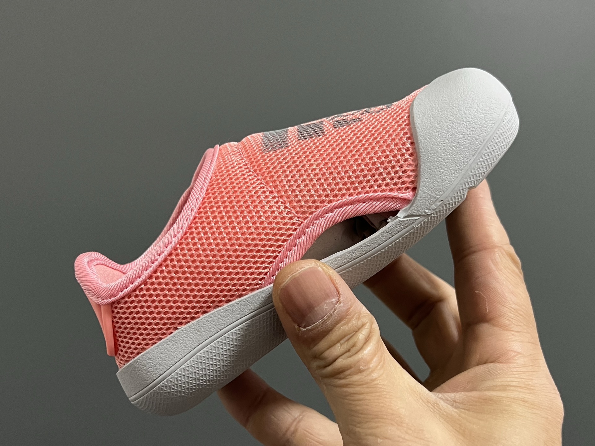 图片[5]-原单 A家包头三代儿童网面魔术贴凉鞋（可换不退） 尺码：22-35码 原单品质，软贝同厂，品质保证👍🏻 透气性网面，速干又舒适☁️ 耐磨防滑橡胶大底，脚感超舒服☁️ 海边度假🏖️日常生活都非常合适✌🏻 魔术贴设计，穿脱方便✔️-选品中心