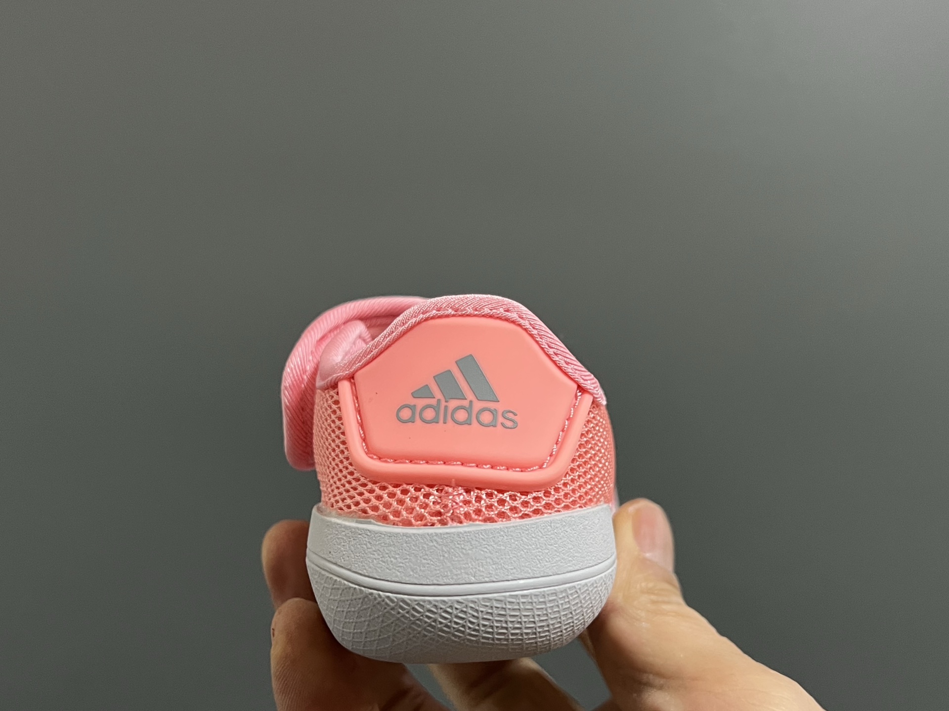 图片[6]-原单 A家包头三代儿童网面魔术贴凉鞋（可换不退） 尺码：22-35码 原单品质，软贝同厂，品质保证👍🏻 透气性网面，速干又舒适☁️ 耐磨防滑橡胶大底，脚感超舒服☁️ 海边度假🏖️日常生活都非常合适✌🏻 魔术贴设计，穿脱方便✔️-选品中心