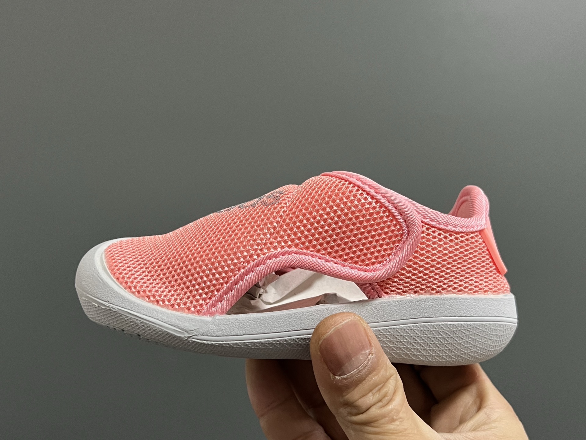 图片[4]-原单 A家包头三代儿童网面魔术贴凉鞋（可换不退） 尺码：22-35码 原单品质，软贝同厂，品质保证👍🏻 透气性网面，速干又舒适☁️ 耐磨防滑橡胶大底，脚感超舒服☁️ 海边度假🏖️日常生活都非常合适✌🏻 魔术贴设计，穿脱方便✔️-选品中心