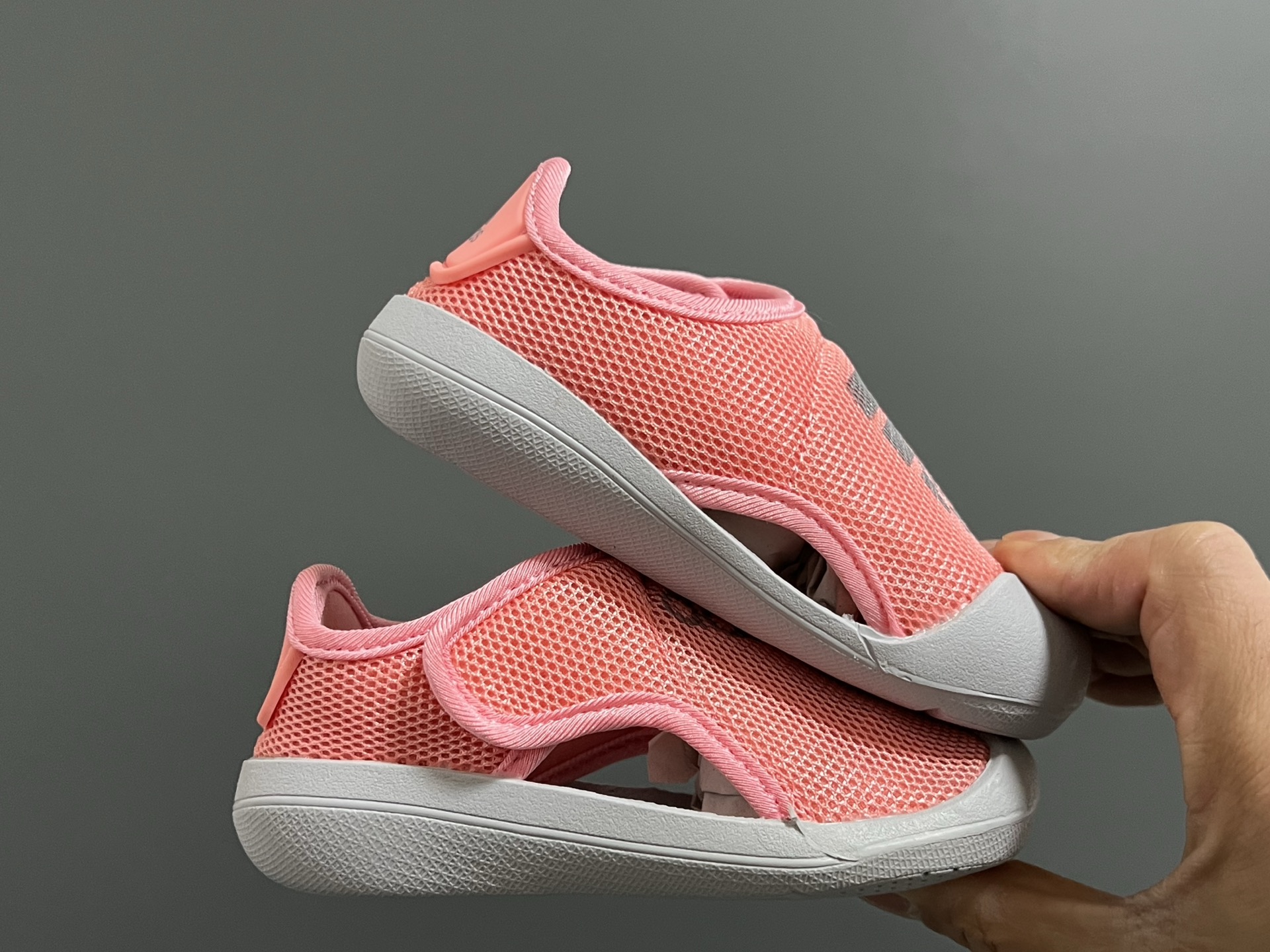 图片[9]-原单 A家包头三代儿童网面魔术贴凉鞋（可换不退） 尺码：22-35码 原单品质，软贝同厂，品质保证👍🏻 透气性网面，速干又舒适☁️ 耐磨防滑橡胶大底，脚感超舒服☁️ 海边度假🏖️日常生活都非常合适✌🏻 魔术贴设计，穿脱方便✔️-选品中心