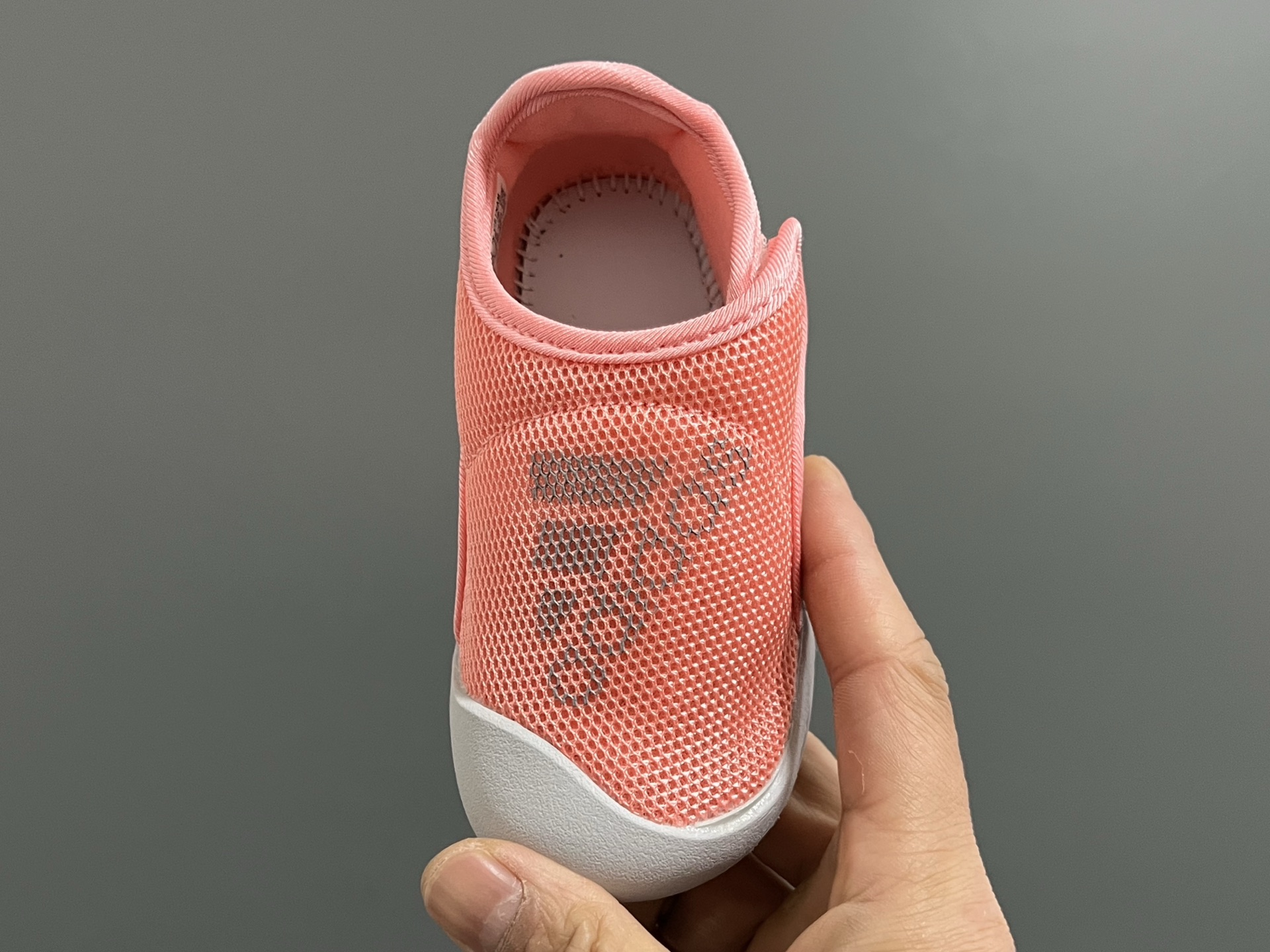 图片[8]-原单 A家包头三代儿童网面魔术贴凉鞋（可换不退） 尺码：22-35码 原单品质，软贝同厂，品质保证👍🏻 透气性网面，速干又舒适☁️ 耐磨防滑橡胶大底，脚感超舒服☁️ 海边度假🏖️日常生活都非常合适✌🏻 魔术贴设计，穿脱方便✔️-选品中心