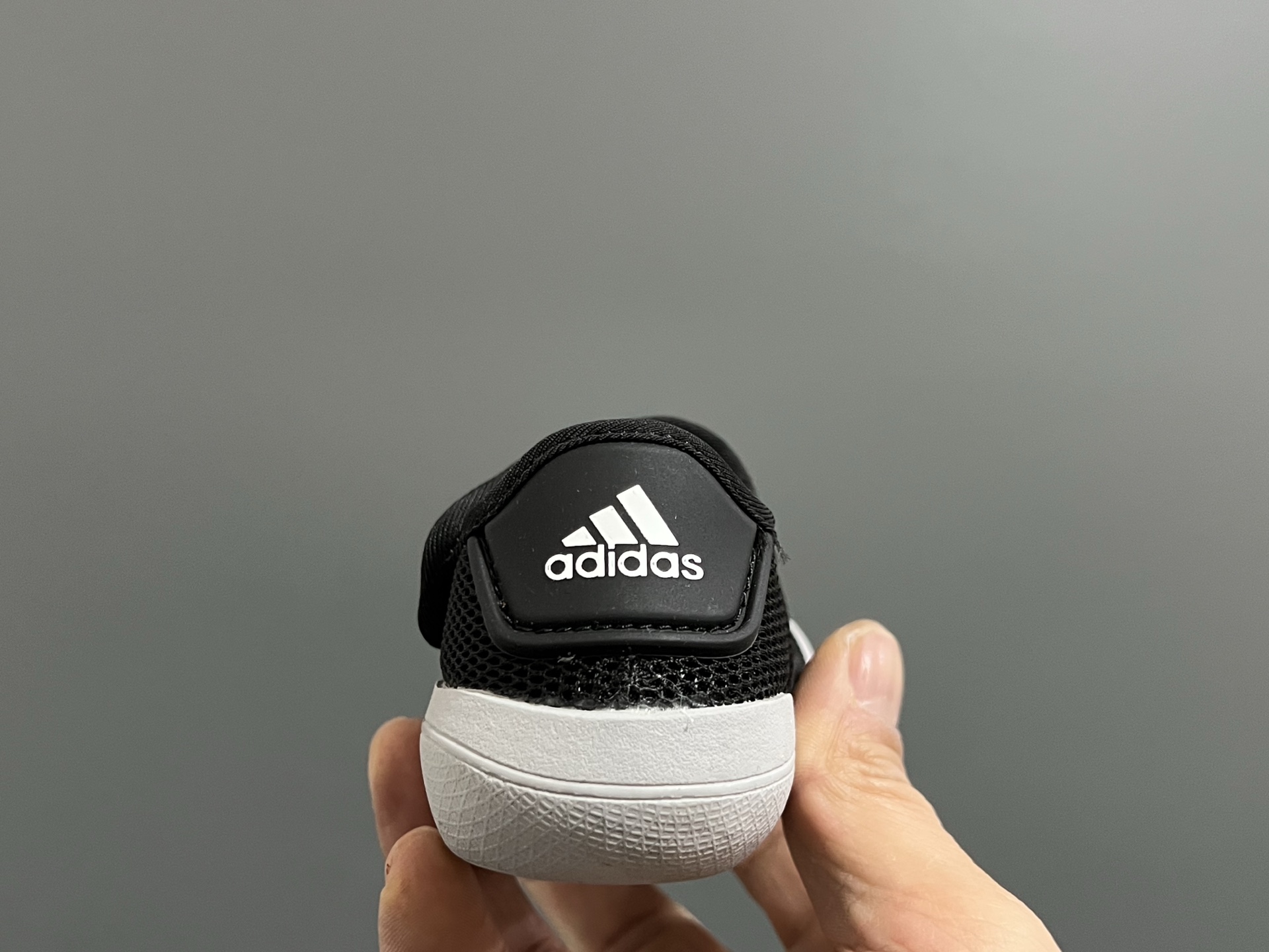 图片[7]-原单 A家包头三代儿童网面魔术贴凉鞋（） 尺码：22-35码 原单品质，软贝同厂，品质保证👍🏻 透气性网面，速干又舒适☁️ 耐磨防滑橡胶大底，脚感超舒服☁️ 海边度假🏖️日常生活都非常合适✌🏻 魔术贴设计，穿脱方便✔️-选品中心