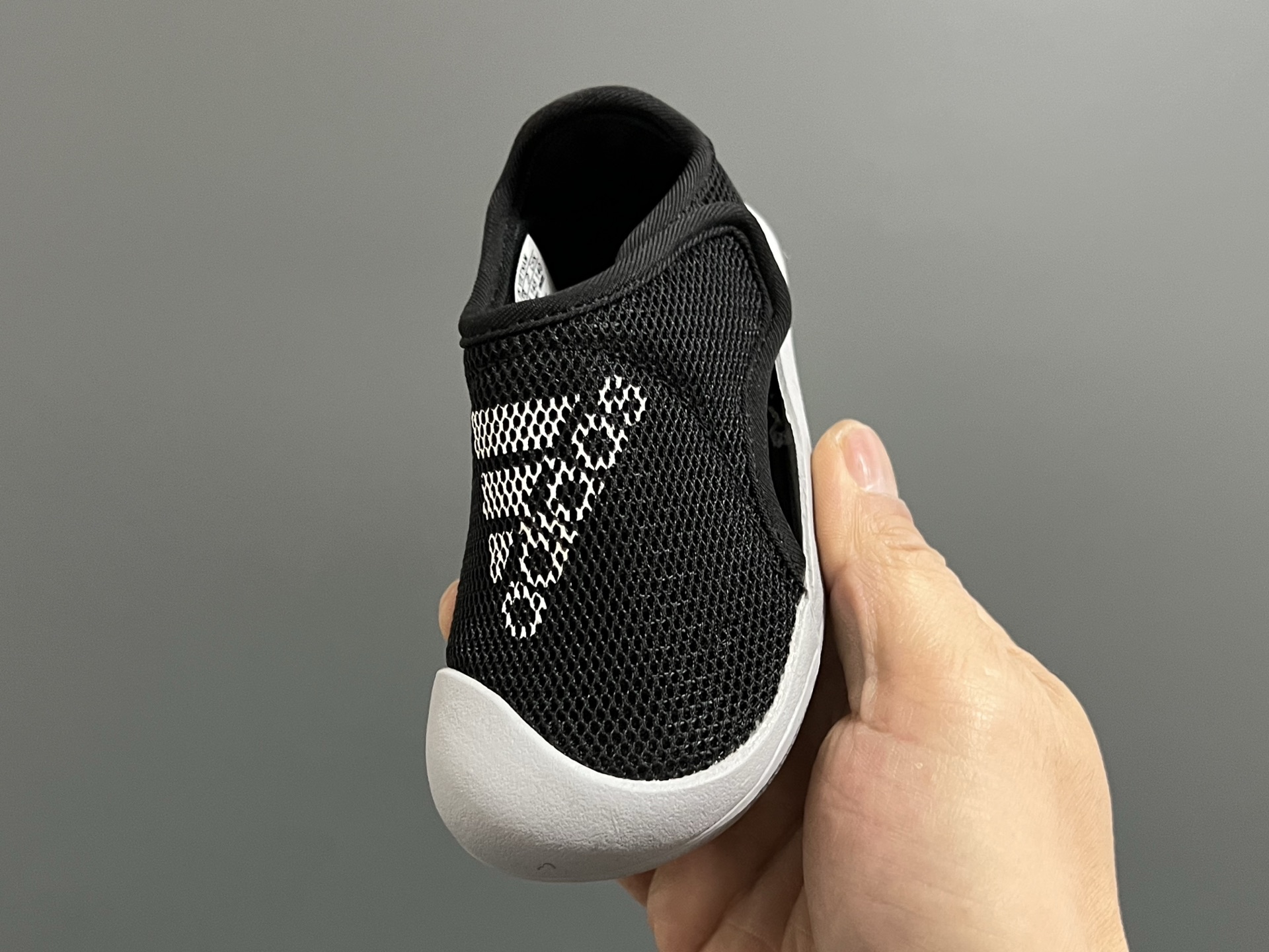 图片[3]-原单 A家包头三代儿童网面魔术贴凉鞋（） 尺码：22-35码 原单品质，软贝同厂，品质保证👍🏻 透气性网面，速干又舒适☁️ 耐磨防滑橡胶大底，脚感超舒服☁️ 海边度假🏖️日常生活都非常合适✌🏻 魔术贴设计，穿脱方便✔️-选品中心