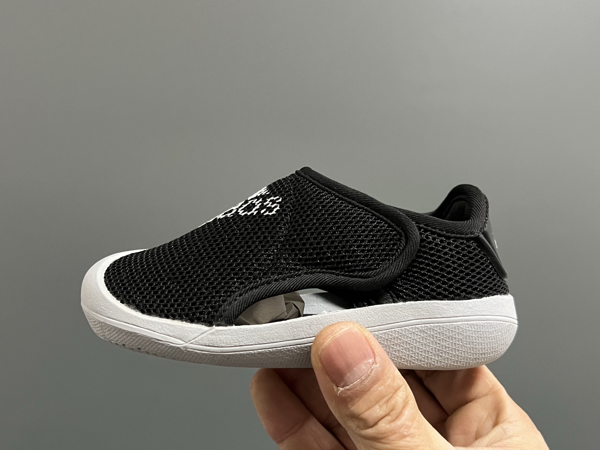 图片[4]-原单 A家包头三代儿童网面魔术贴凉鞋（） 尺码：22-35码 原单品质，软贝同厂，品质保证👍🏻 透气性网面，速干又舒适☁️ 耐磨防滑橡胶大底，脚感超舒服☁️ 海边度假🏖️日常生活都非常合适✌🏻 魔术贴设计，穿脱方便✔️-选品中心