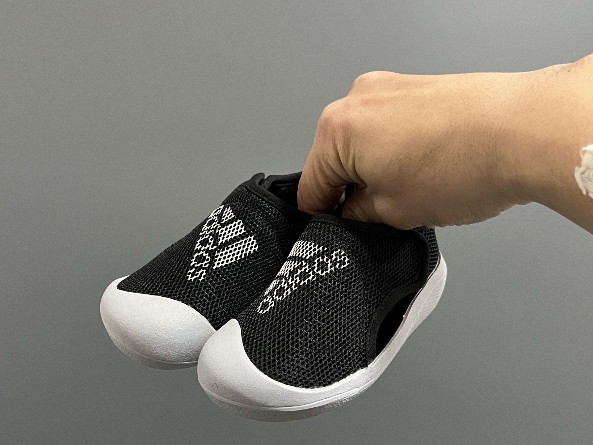 图片[2]-原单 A家包头三代儿童网面魔术贴凉鞋（） 尺码：22-35码 原单品质，软贝同厂，品质保证👍🏻 透气性网面，速干又舒适☁️ 耐磨防滑橡胶大底，脚感超舒服☁️ 海边度假🏖️日常生活都非常合适✌🏻 魔术贴设计，穿脱方便✔️-选品中心