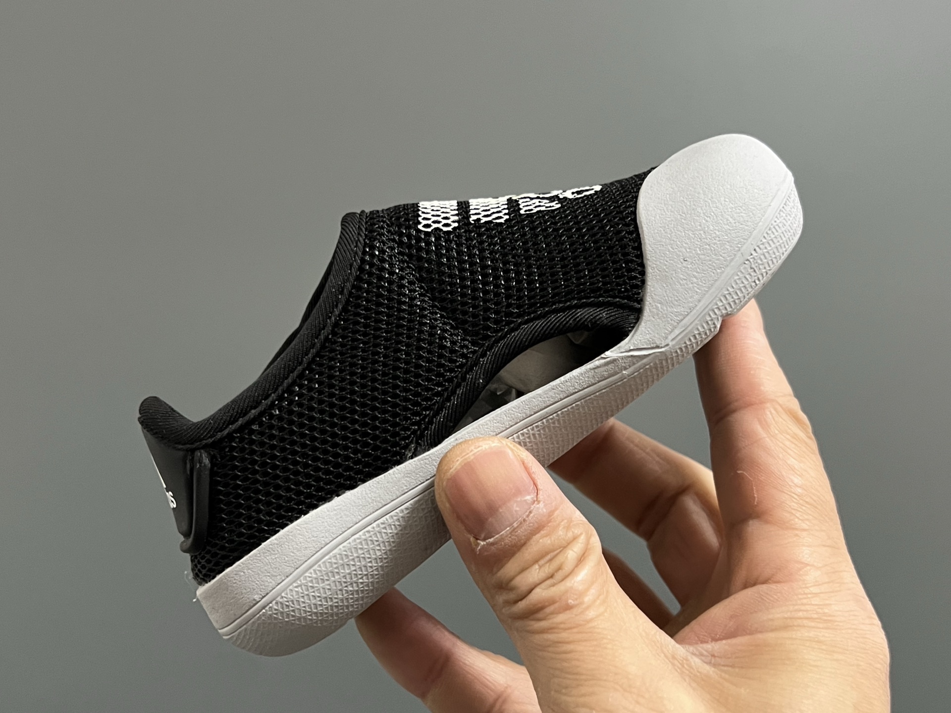 图片[6]-原单 A家包头三代儿童网面魔术贴凉鞋（） 尺码：22-35码 原单品质，软贝同厂，品质保证👍🏻 透气性网面，速干又舒适☁️ 耐磨防滑橡胶大底，脚感超舒服☁️ 海边度假🏖️日常生活都非常合适✌🏻 魔术贴设计，穿脱方便✔️-选品中心