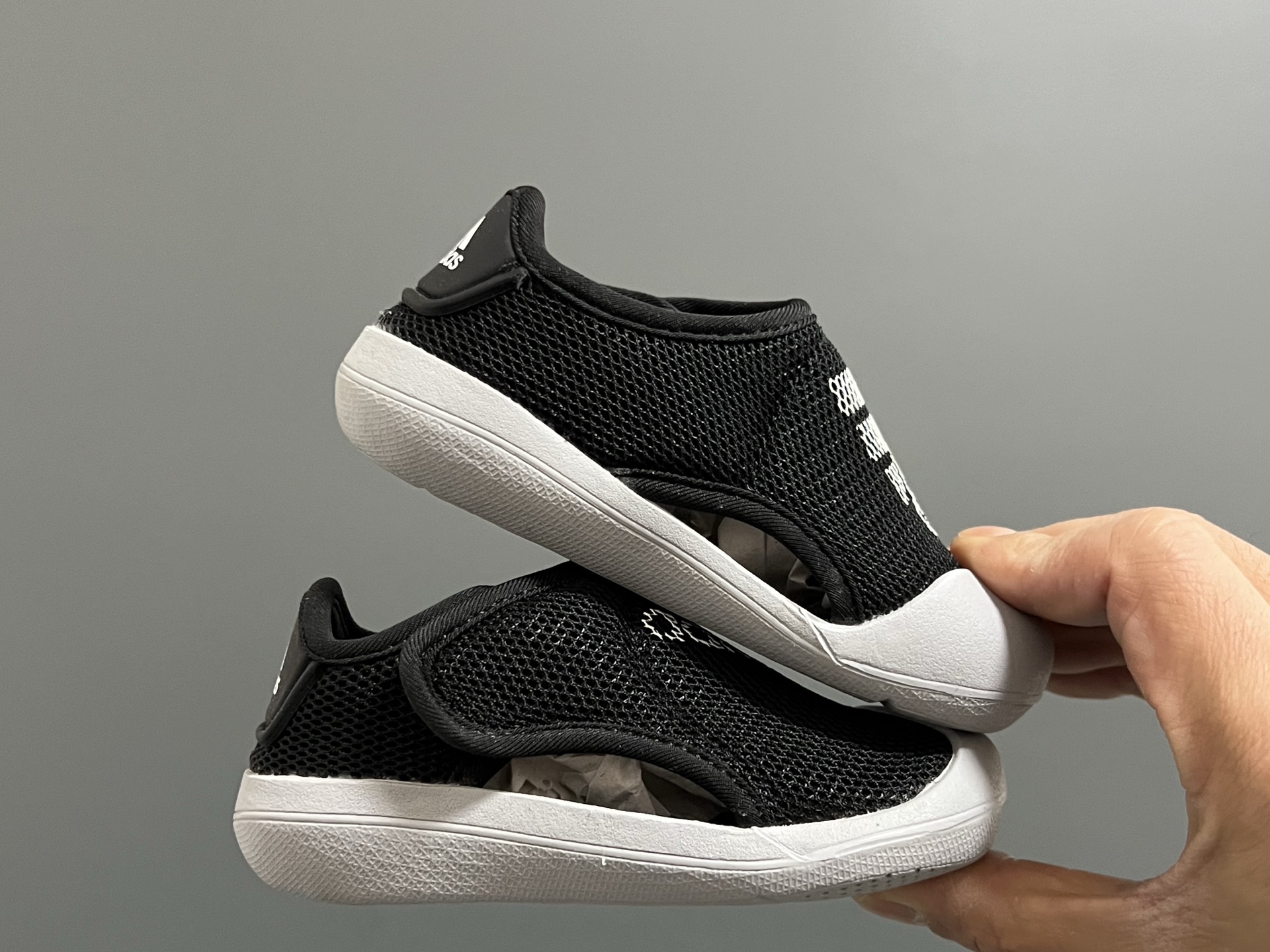 图片[9]-原单 A家包头三代儿童网面魔术贴凉鞋（） 尺码：22-35码 原单品质，软贝同厂，品质保证👍🏻 透气性网面，速干又舒适☁️ 耐磨防滑橡胶大底，脚感超舒服☁️ 海边度假🏖️日常生活都非常合适✌🏻 魔术贴设计，穿脱方便✔️-选品中心