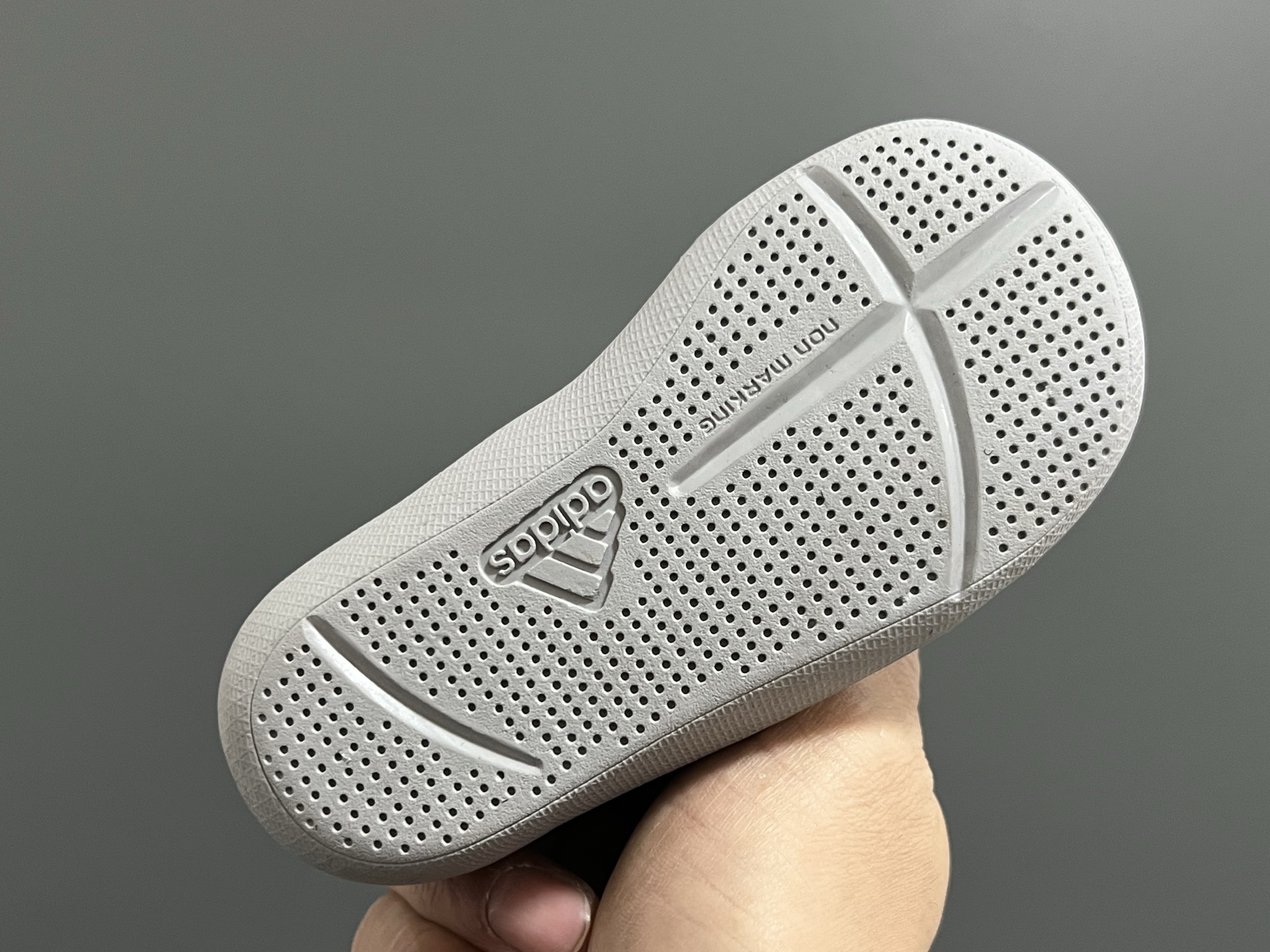 图片[5]-原单 A家包头三代儿童网面魔术贴凉鞋（） 尺码：22-35码 原单品质，软贝同厂，品质保证👍🏻 透气性网面，速干又舒适☁️ 耐磨防滑橡胶大底，脚感超舒服☁️ 海边度假🏖️日常生活都非常合适✌🏻 魔术贴设计，穿脱方便✔️-选品中心