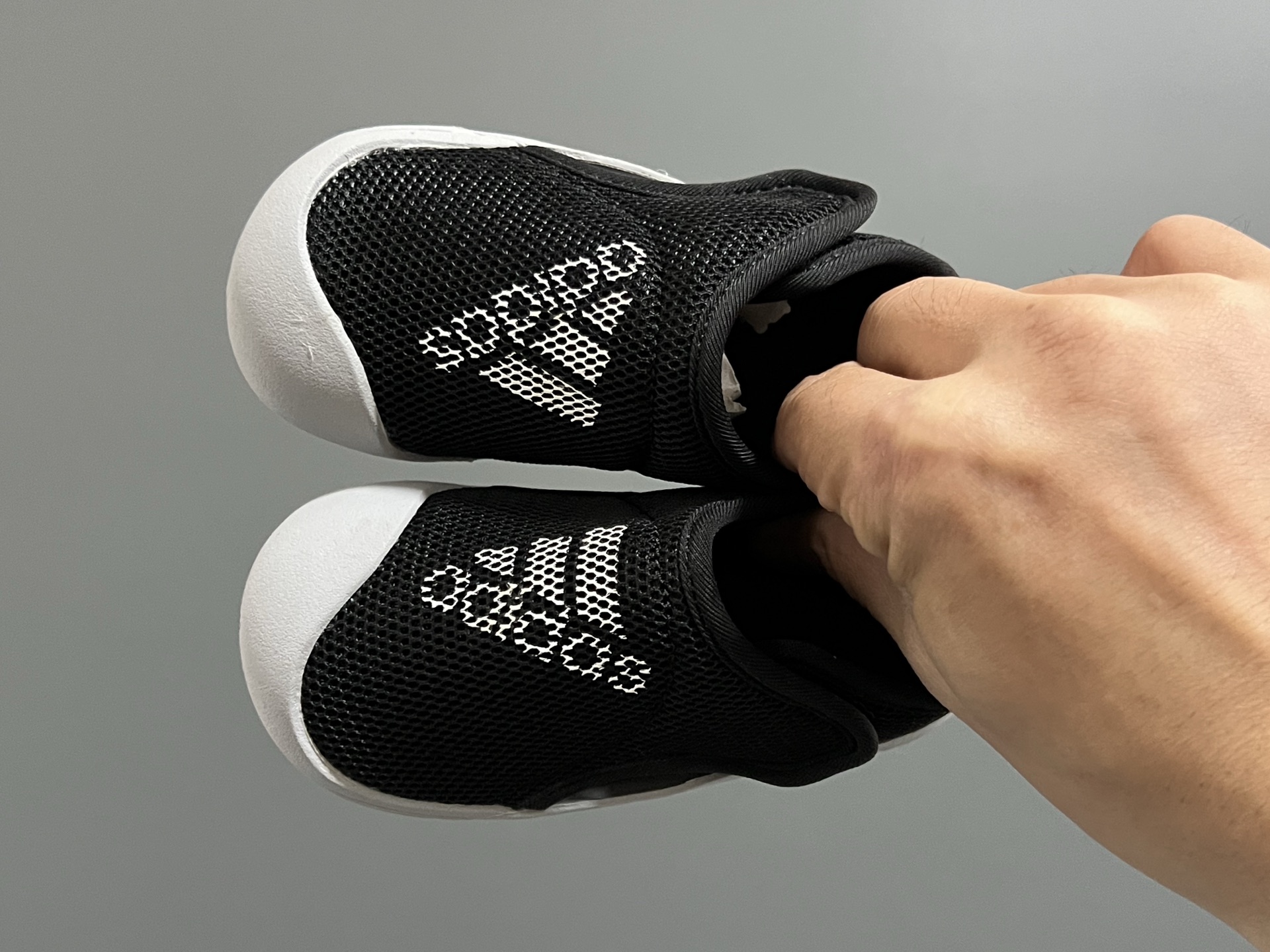 原单 A家包头三代儿童网面魔术贴凉鞋() 尺码:22-35码 原单品质,软贝同厂,品质保证👍🏻 透气性网面,速干又舒适☁️ 耐磨防滑橡胶大底,脚感超舒服☁️ 海边度假🏖️日常生活都非常合适✌🏻 魔术贴设计,穿脱方便✔️-选品中心