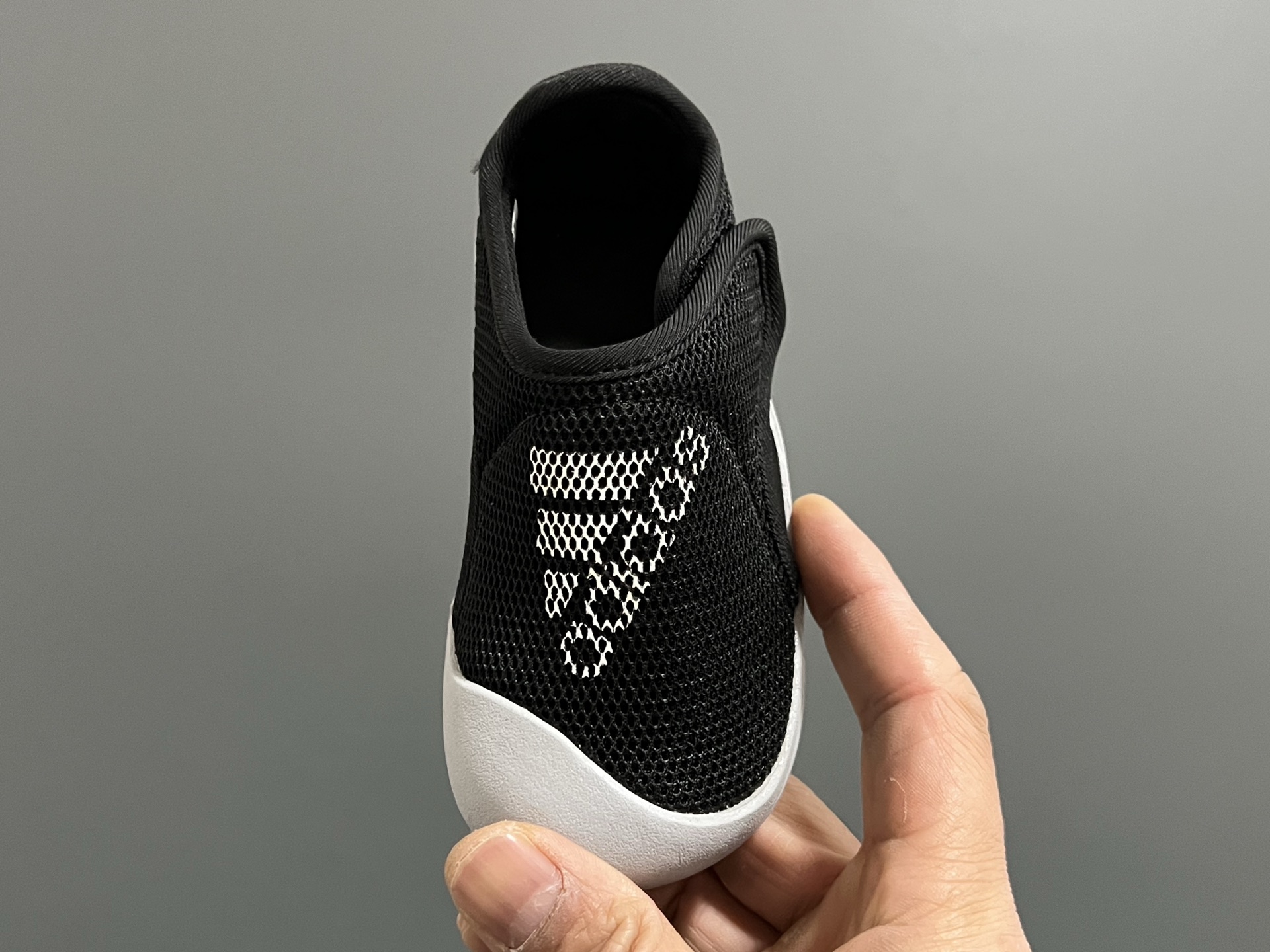 图片[8]-原单 A家包头三代儿童网面魔术贴凉鞋（） 尺码：22-35码 原单品质，软贝同厂，品质保证👍🏻 透气性网面，速干又舒适☁️ 耐磨防滑橡胶大底，脚感超舒服☁️ 海边度假🏖️日常生活都非常合适✌🏻 魔术贴设计，穿脱方便✔️-选品中心